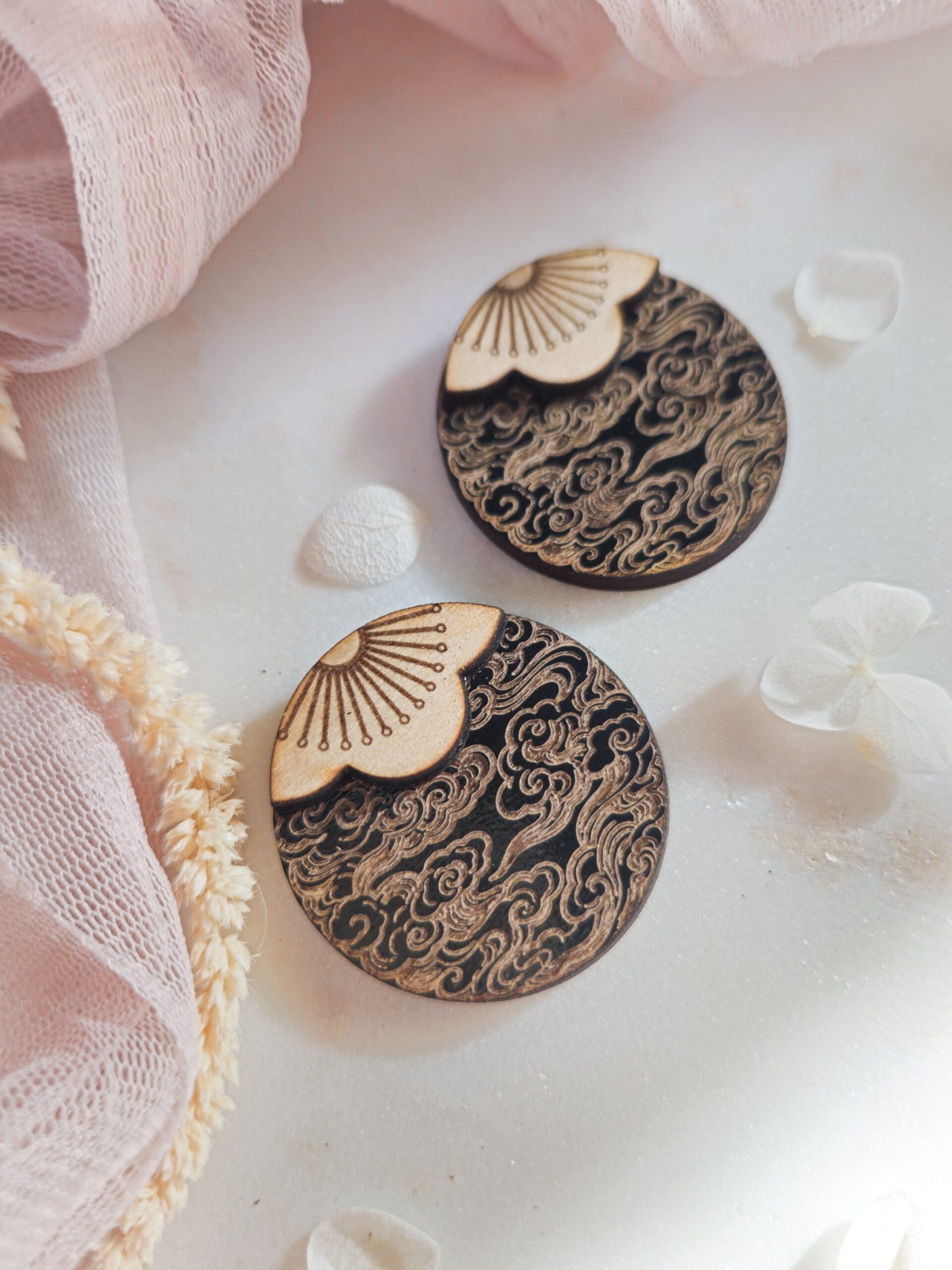 1000074897.jpg Boucles d'oreilles Nuage de Sakura en bois et bois noir. – Image 3