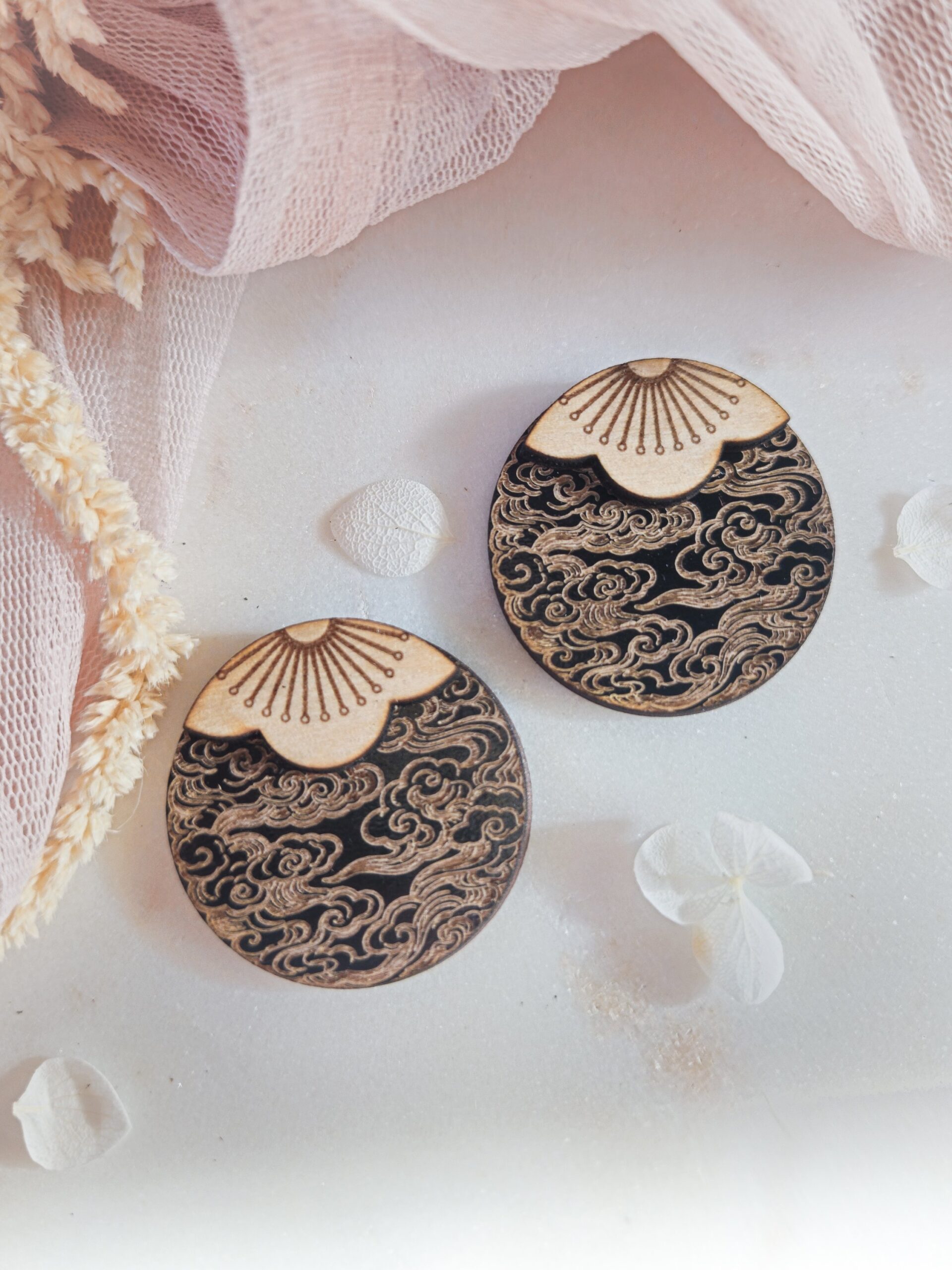 1000074899.jpg Boucles d'oreilles Nuage de Sakura en bois et bois noir. – Image 1
