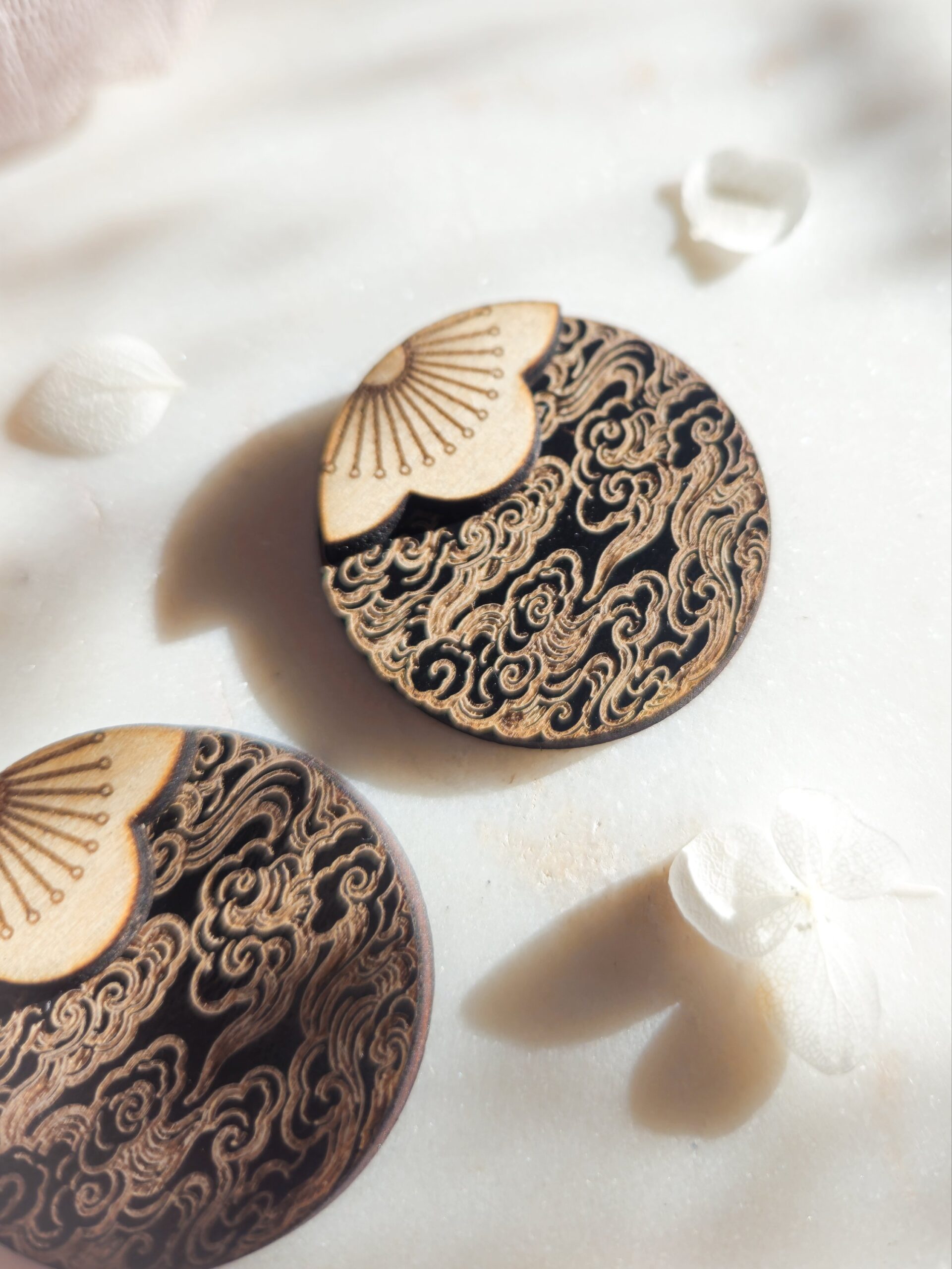 1000074901.jpg Boucles d'oreilles Nuage de Sakura en bois et bois noir. – Image 4