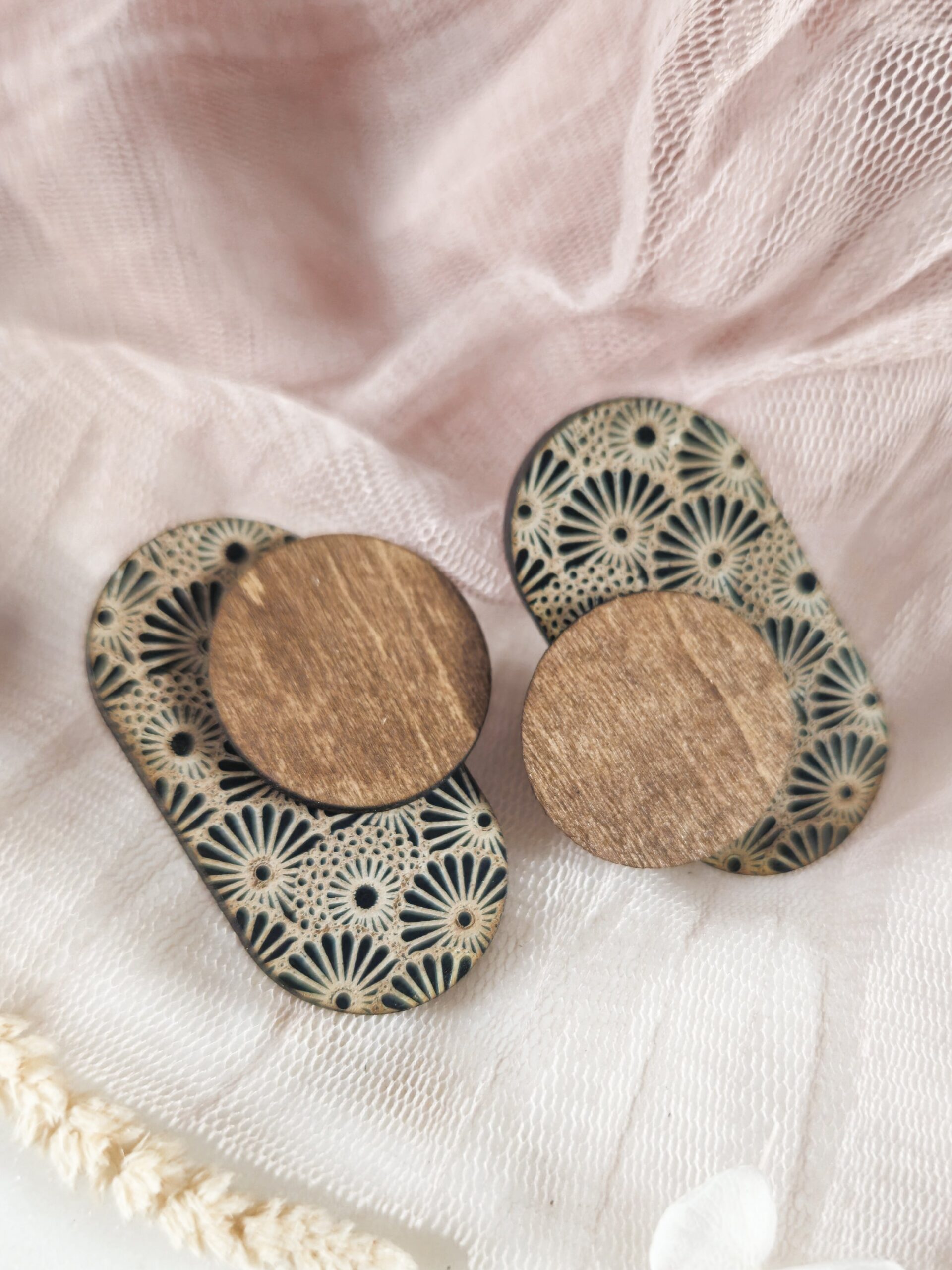 1000075472.jpg Boucles d'oreilles en bois japonisantes géométriques rétro - Kiku petit modèle – Image 4