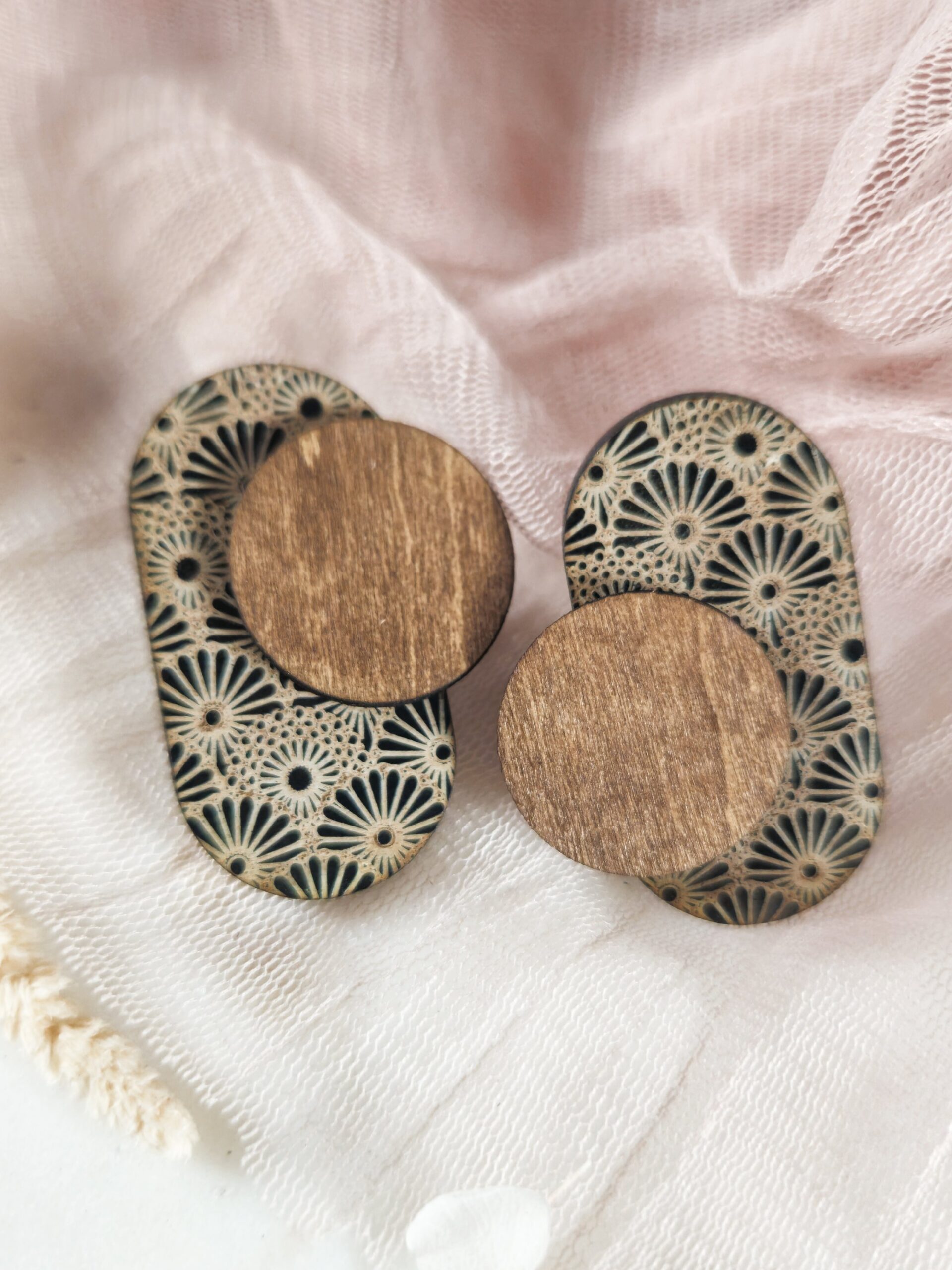 1000075474.jpg Boucles d'oreilles en bois japonisantes géométriques rétro - Kiku petit modèle – Image 3