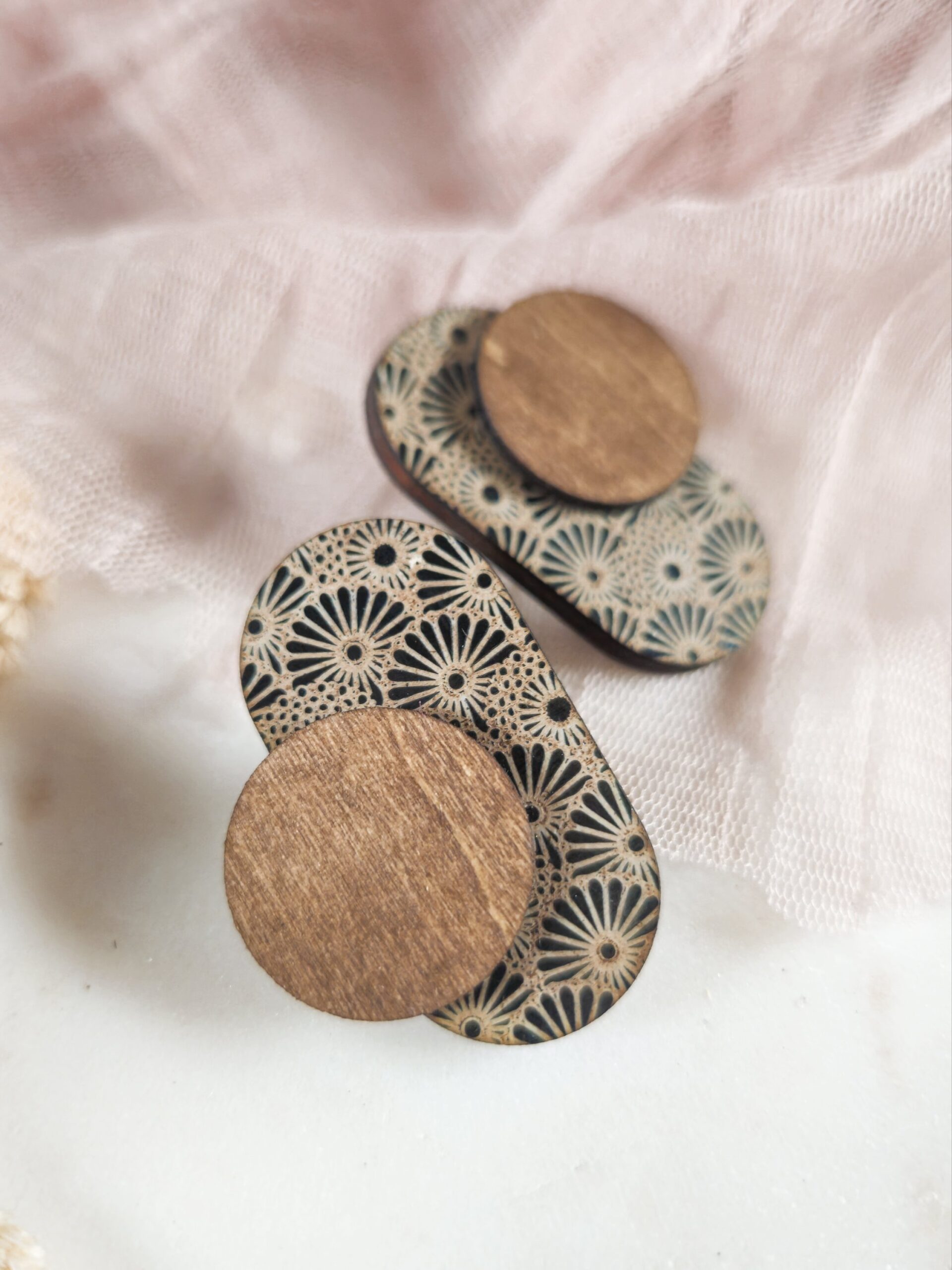 1000075476.jpg Boucles d'oreilles en bois japonisantes géométriques rétro - Kiku petit modèle – Image 1