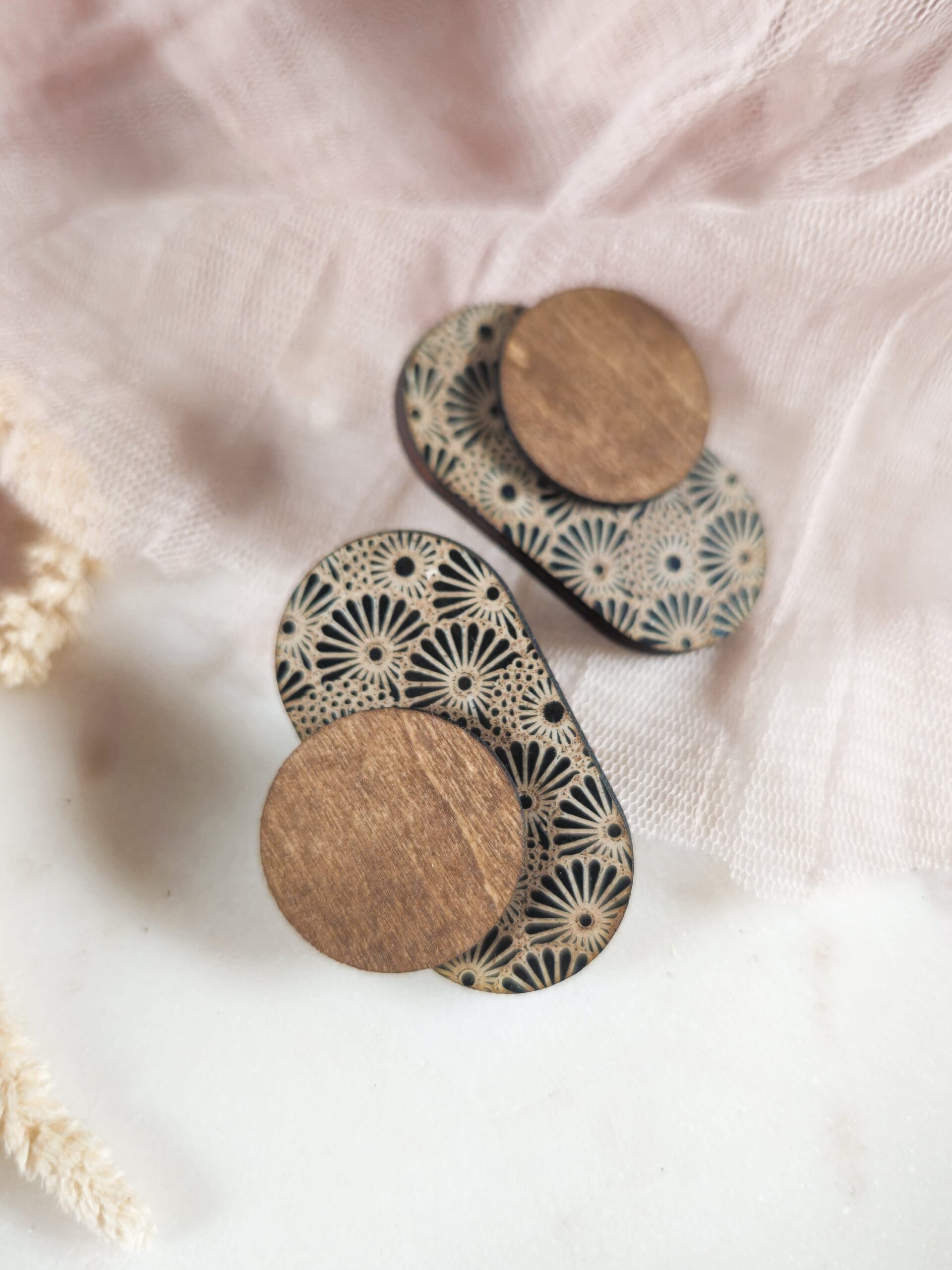 1000075478.jpg Boucles d'oreilles en bois japonisantes géométriques rétro - Kiku petit modèle – Image 5