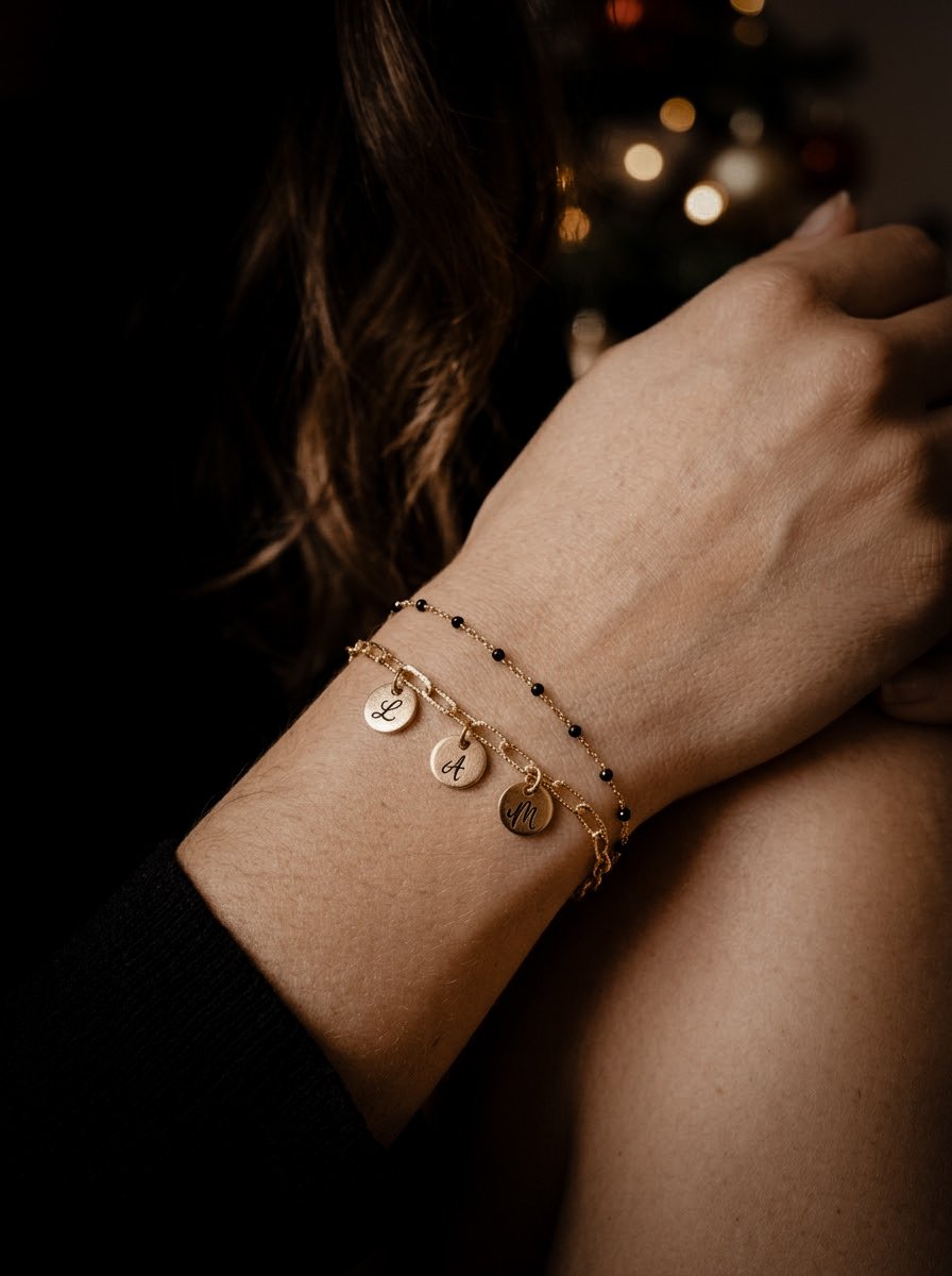 1000075923.jpg Bracelet double rangs médaillons initiales personnalisées à chaîne or et noir – bijoux gravés sur mesure - cadeau personnalisé femme Noël – Image 6