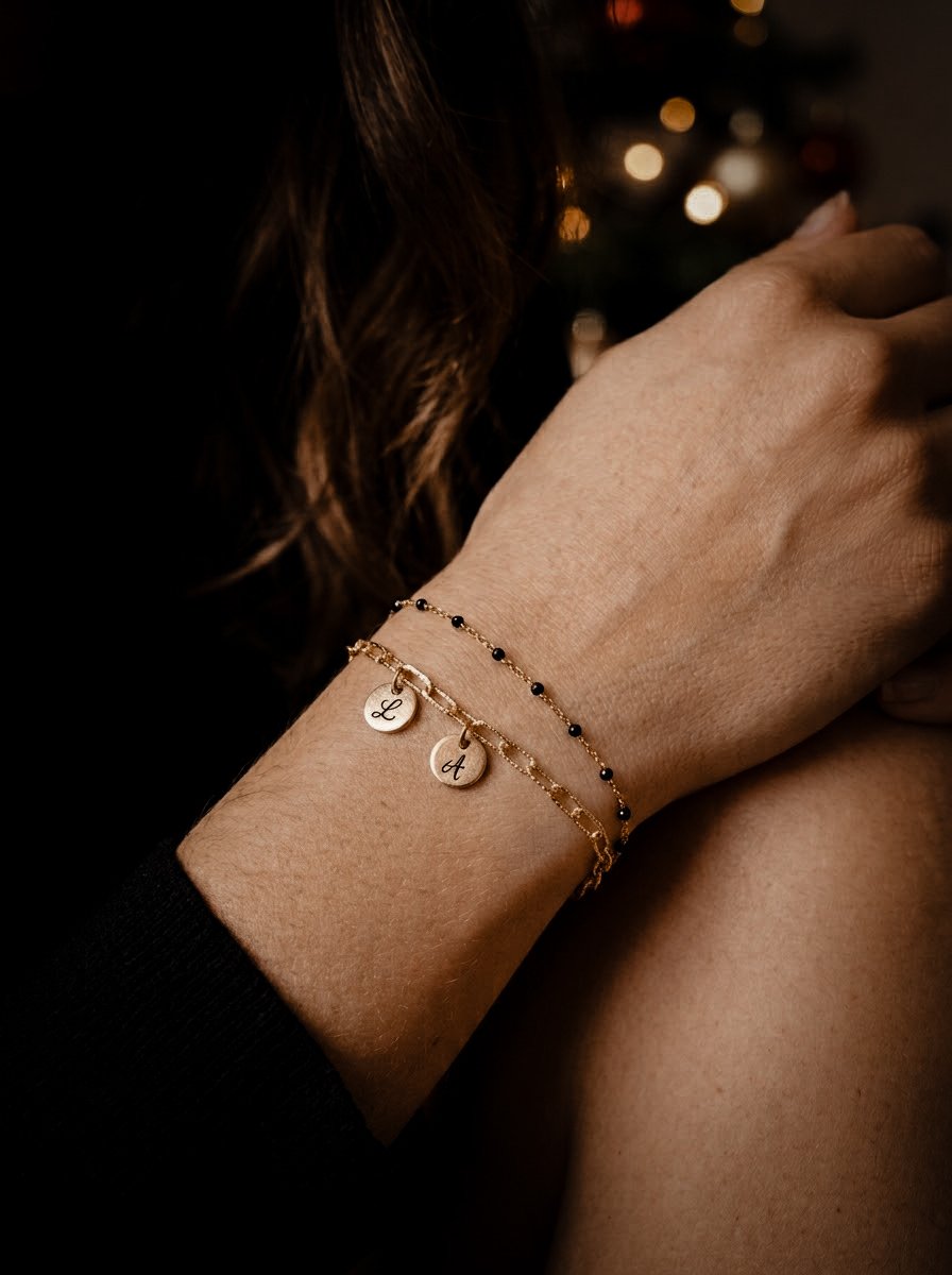 1000075929.jpg Bracelet double rangs médaillons initiales personnalisées à chaîne or et noir – bijoux gravés sur mesure - cadeau personnalisé femme Noël – Image 7