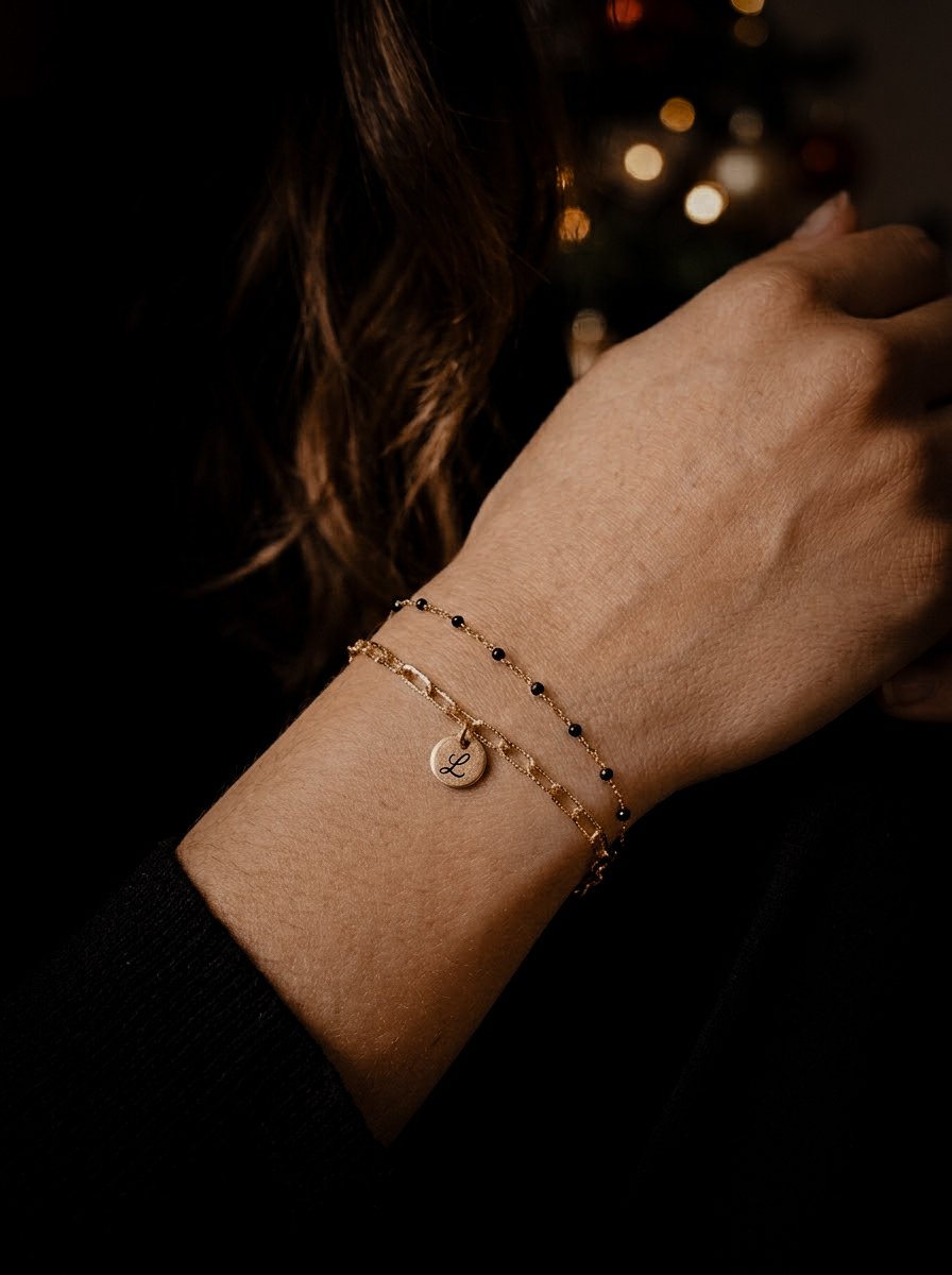 1000075932.jpg Bracelet double rangs médaillons initiales personnalisées à chaîne or et noir – bijoux gravés sur mesure - cadeau personnalisé femme Noël – Image 2