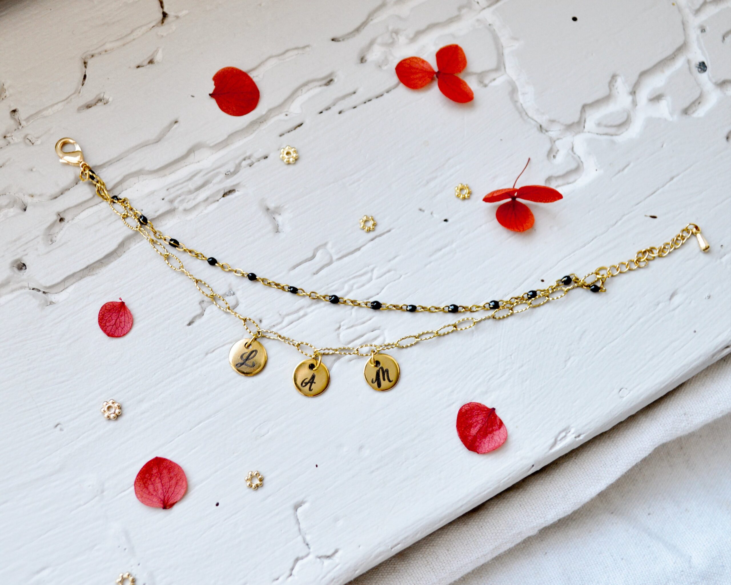 1000076056.jpg Bracelet double rangs médaillons initiales personnalisées à chaîne or et noir – bijoux gravés sur mesure - cadeau personnalisé femme Noël – Image 8