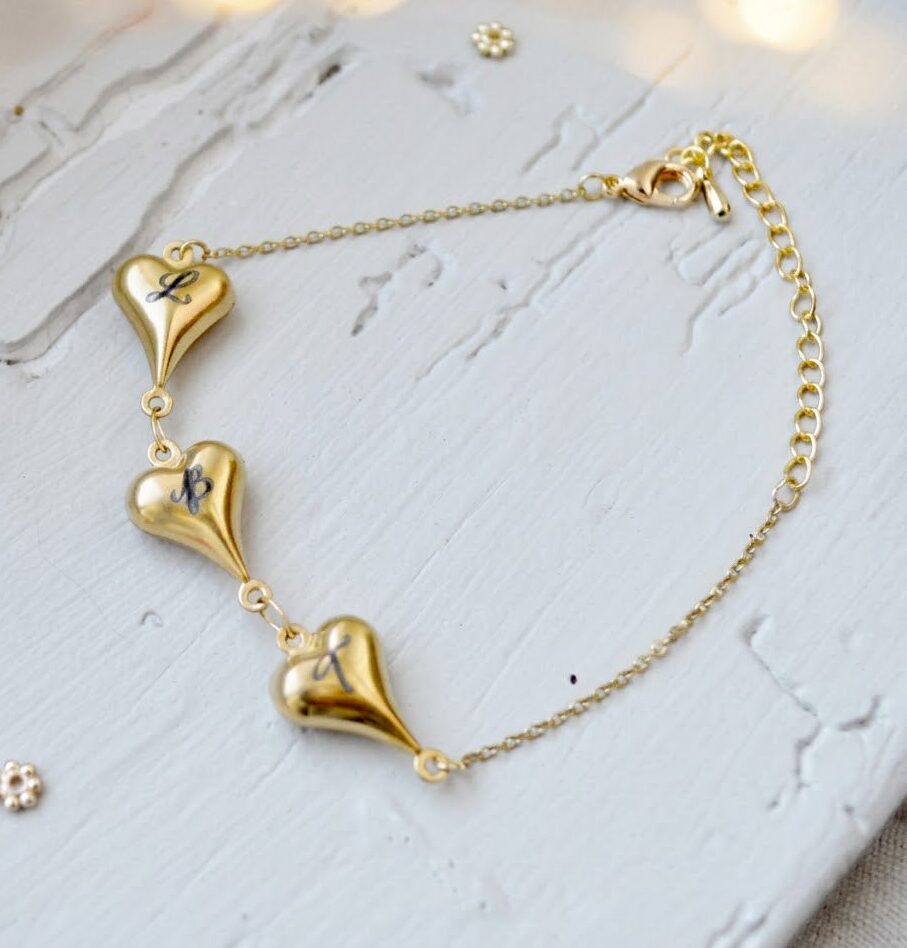1000076068.jpg Bracelet doré cœurs initiales personnalisées acier inoxydables – bijoux gravés sur mesure - cadeau personnalisé femme Noël – Image 1