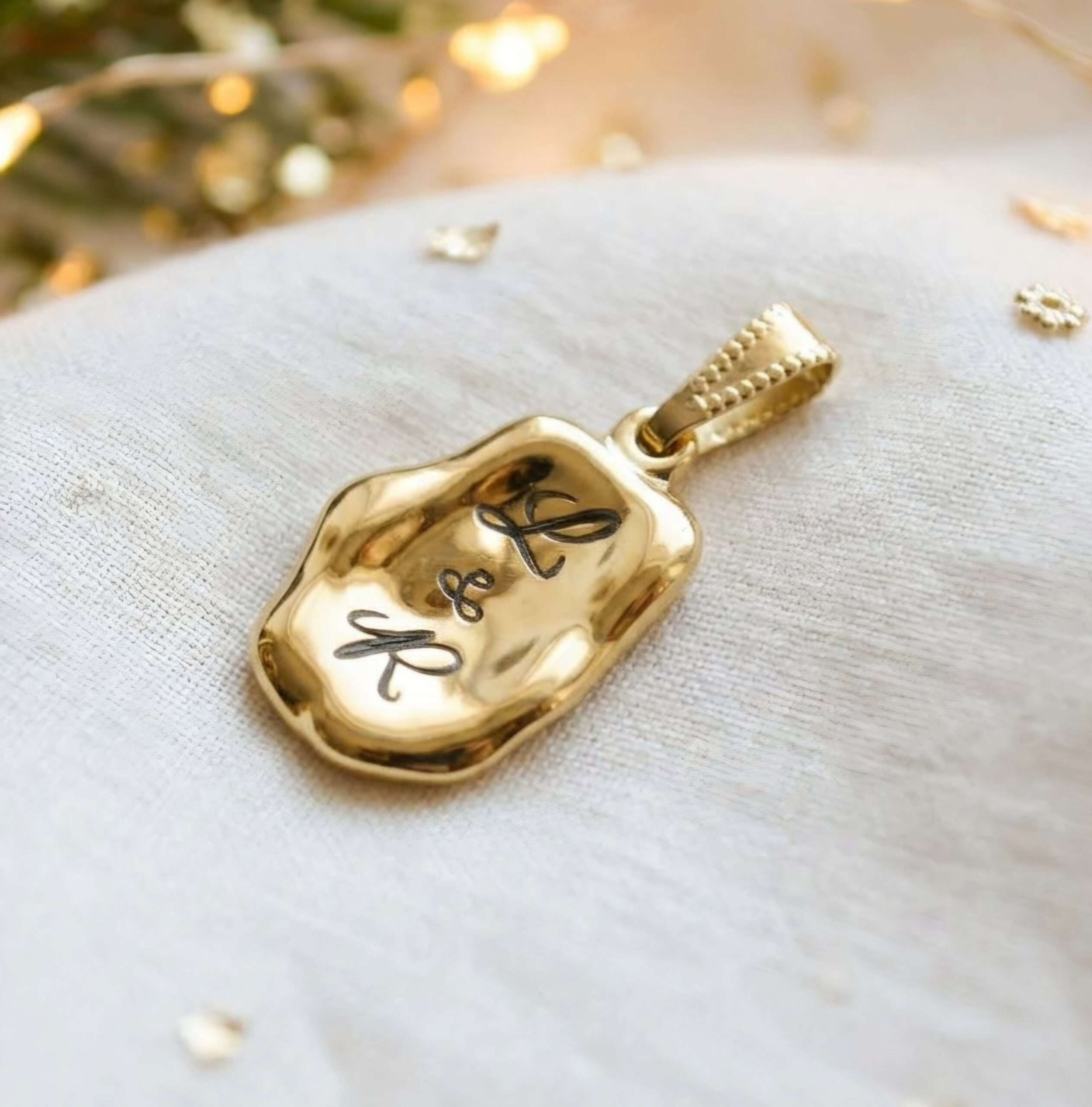 1000076088.jpg Médaillon irrégulier initiales personnalisées acier inoxydable – bijoux gravés sur mesure - cadeau personnalisé femme Noël – Image 3