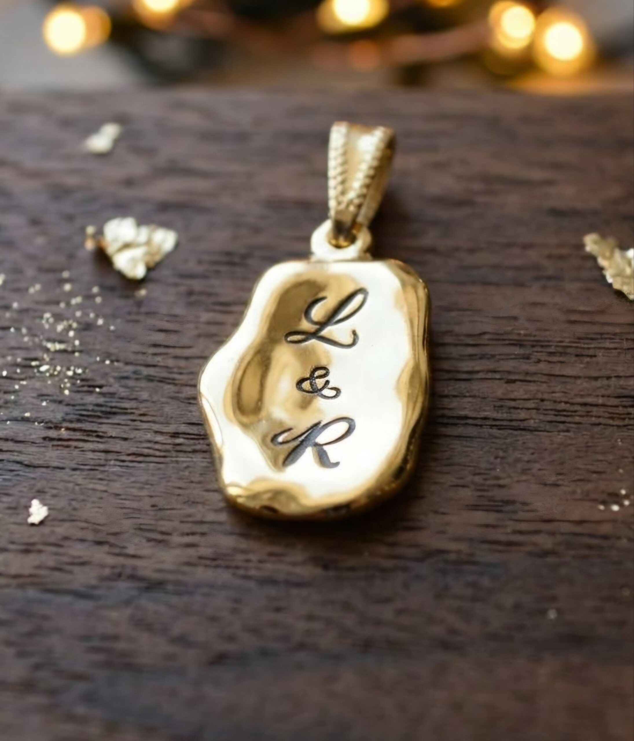 1000076089.jpg Médaillon irrégulier initiales personnalisées acier inoxydable – bijoux gravés sur mesure - cadeau personnalisé femme Noël – Image 1