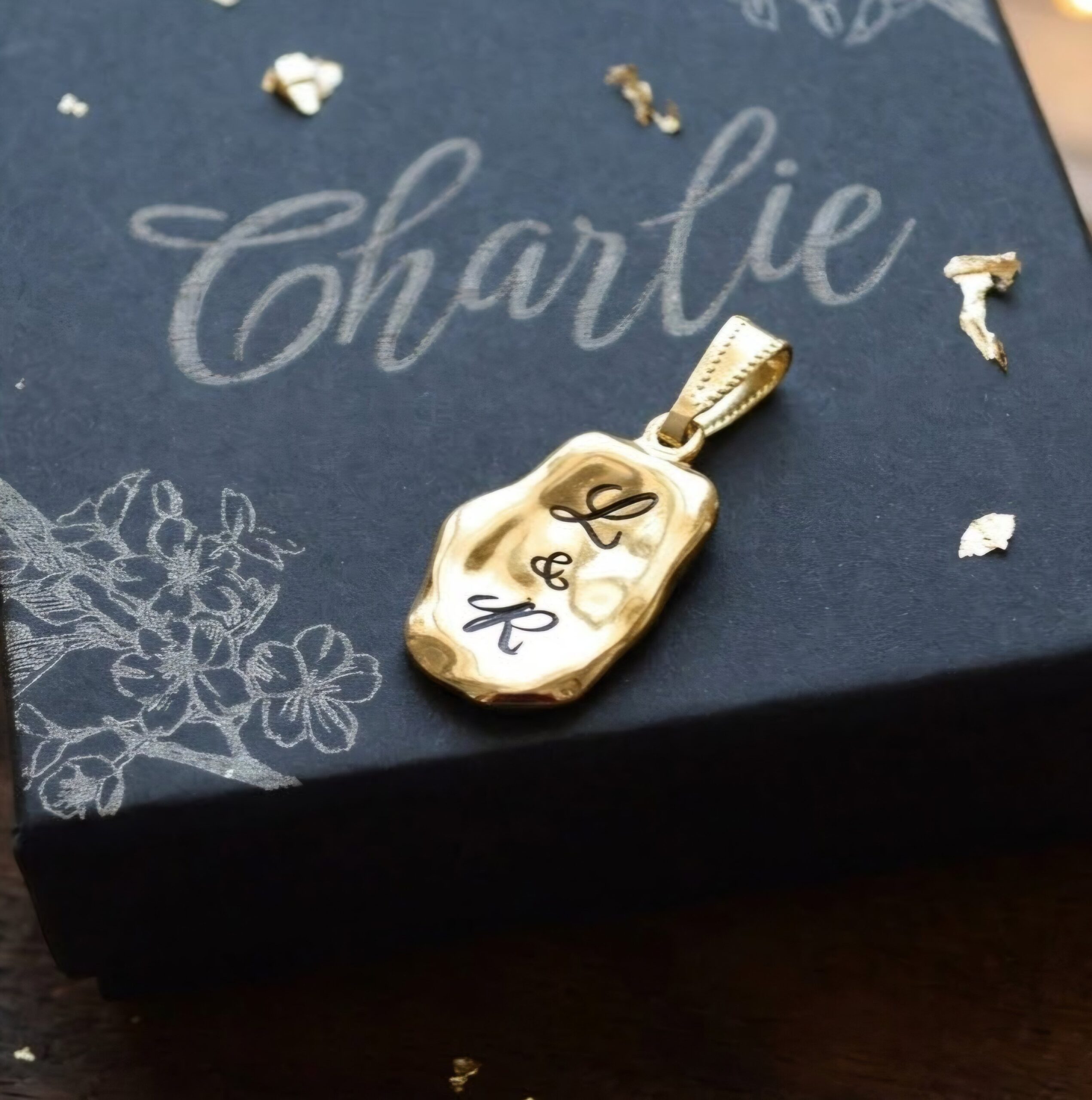 1000076090.jpg Médaillon irrégulier initiales personnalisées acier inoxydable – bijoux gravés sur mesure - cadeau personnalisé femme Noël – Image 4