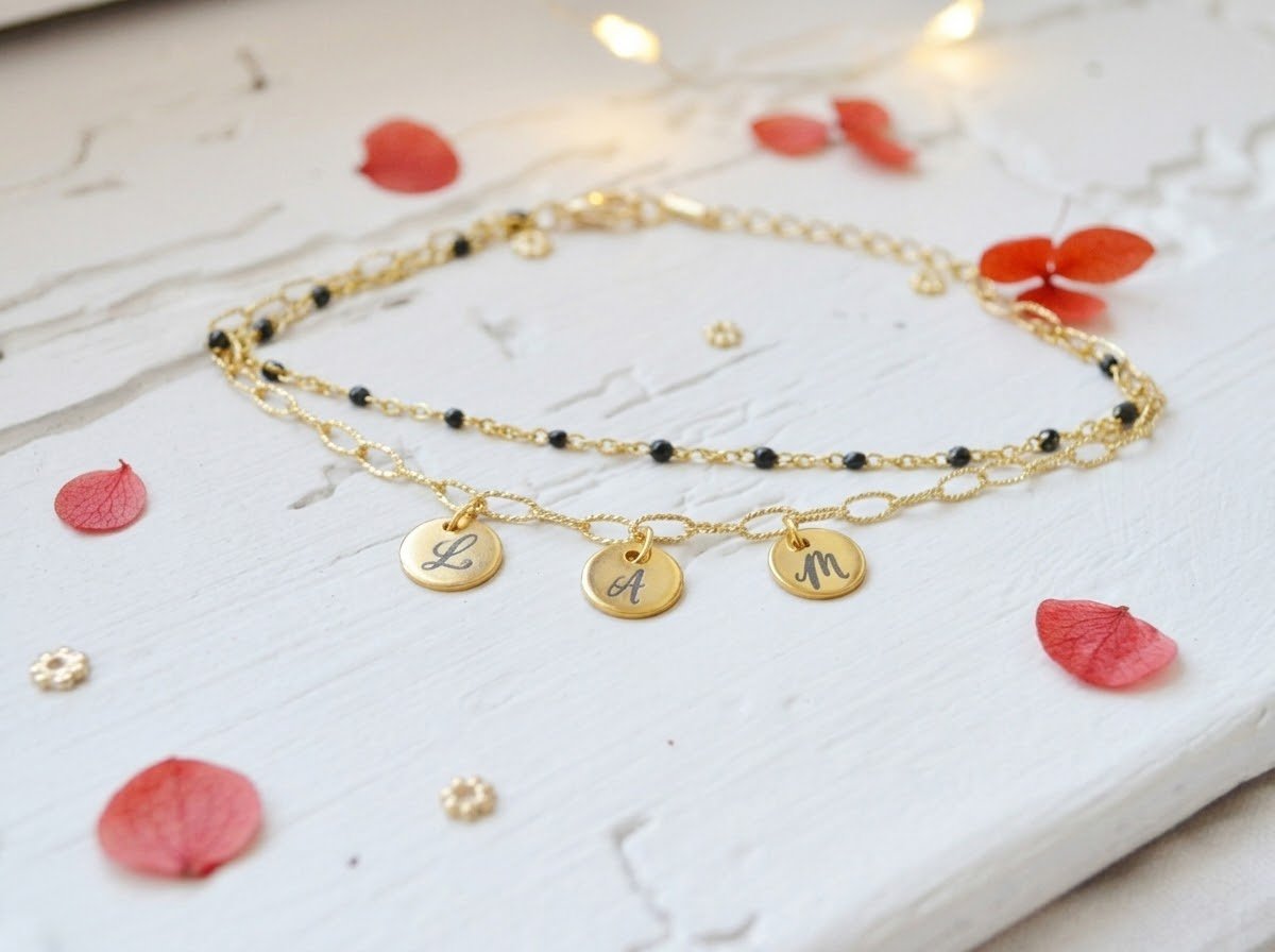 1000076113.jpg Bracelet double rangs médaillons initiales personnalisées à chaîne or et noir – bijoux gravés sur mesure - cadeau personnalisé femme Noël – Image 1