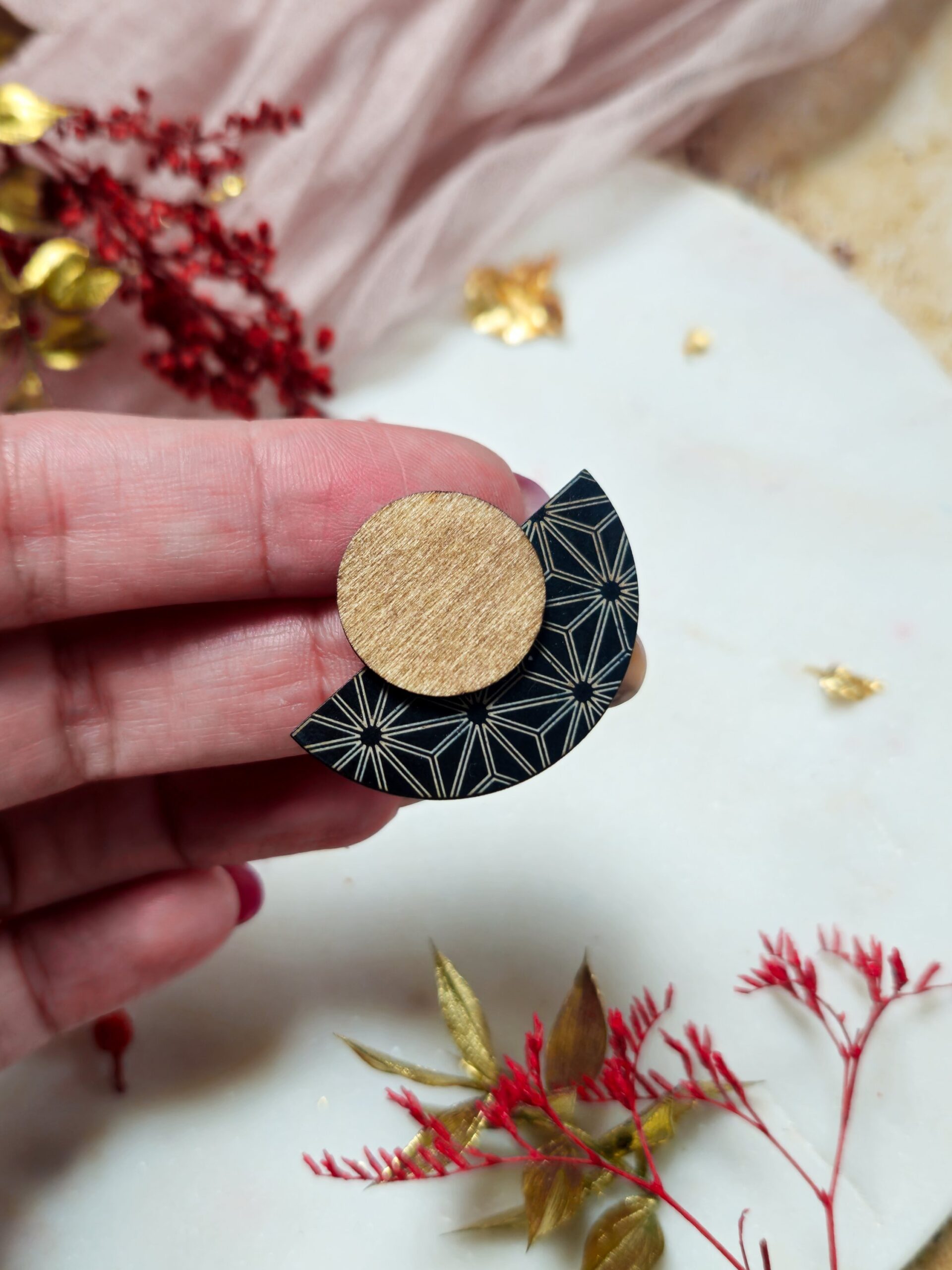 1000076987.jpg Cadeau Maîtresse - Boucles d'oreilles ou broche éventails Zanoa en bois et bois noir - Bijou en bois Asanoha – Image 10