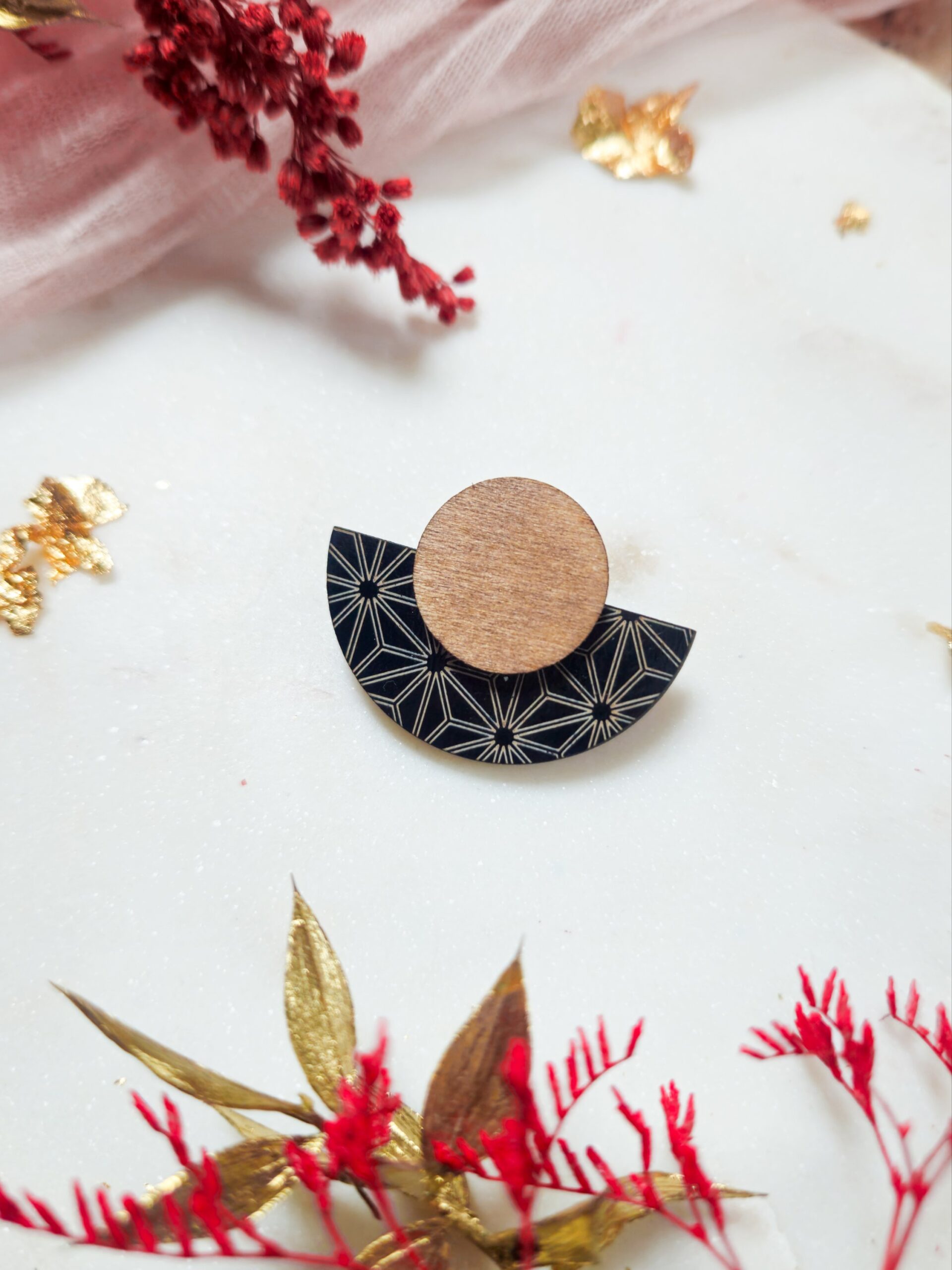 1000076989.jpg Cadeau Maîtresse - Boucles d'oreilles ou broche éventails Zanoa en bois et bois noir - Bijou en bois Asanoha – Image 11