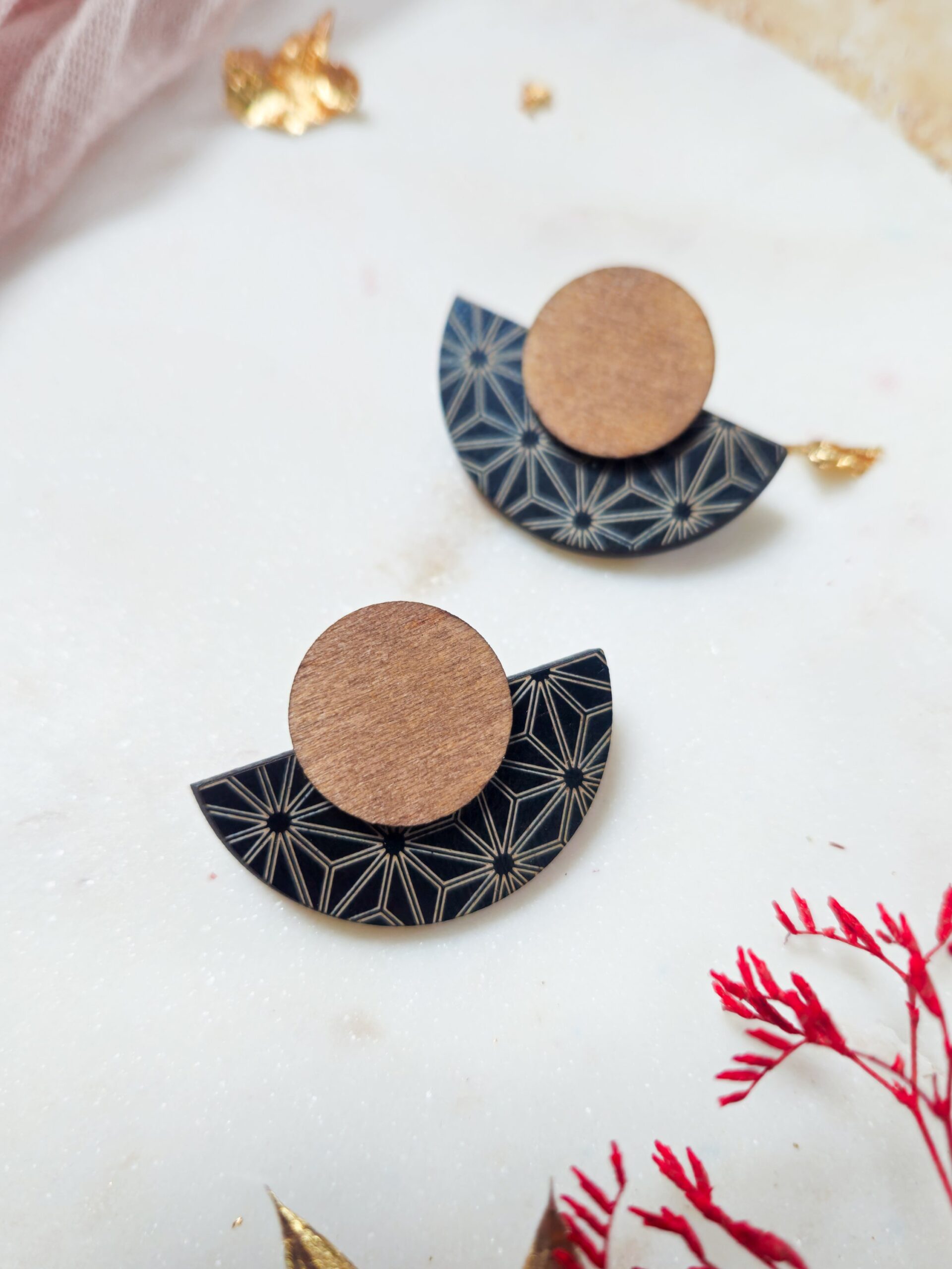 1000076991.jpg Cadeau Maîtresse - Boucles d'oreilles ou broche éventails Zanoa en bois et bois noir - Bijou en bois Asanoha – Image 8