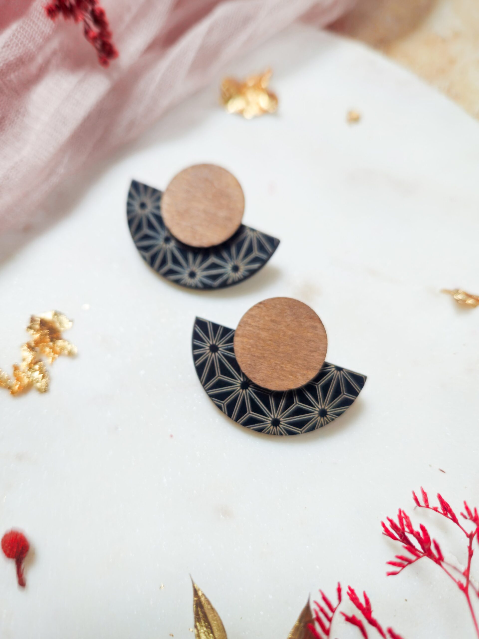 1000076993.jpg Cadeau Maîtresse - Boucles d'oreilles ou broche éventails Zanoa en bois et bois noir - Bijou en bois Asanoha – Image 3