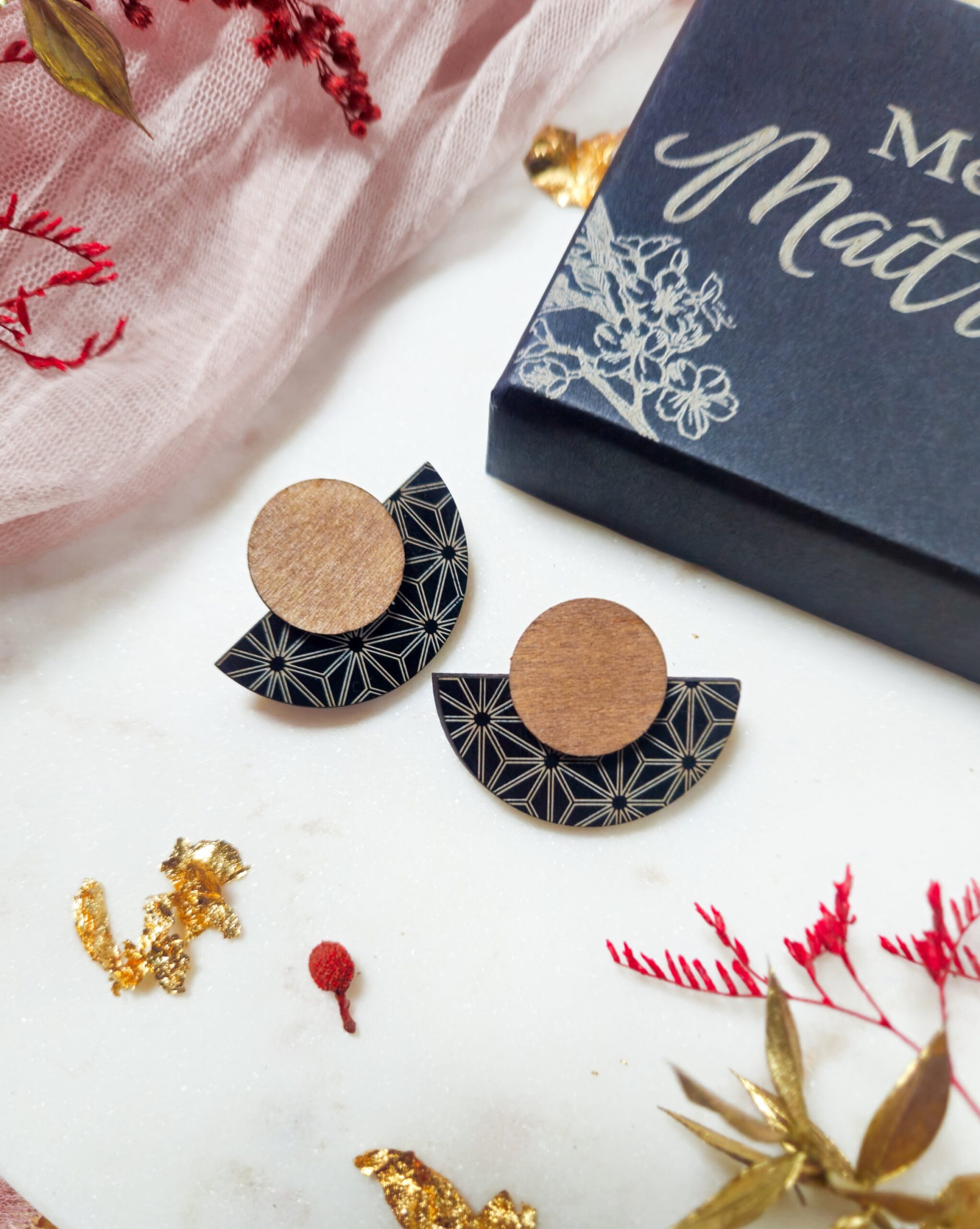 1000076997.jpg Cadeau Maîtresse - Boucles d'oreilles ou broche éventails Zanoa en bois et bois noir - Bijou en bois Asanoha – Image 12