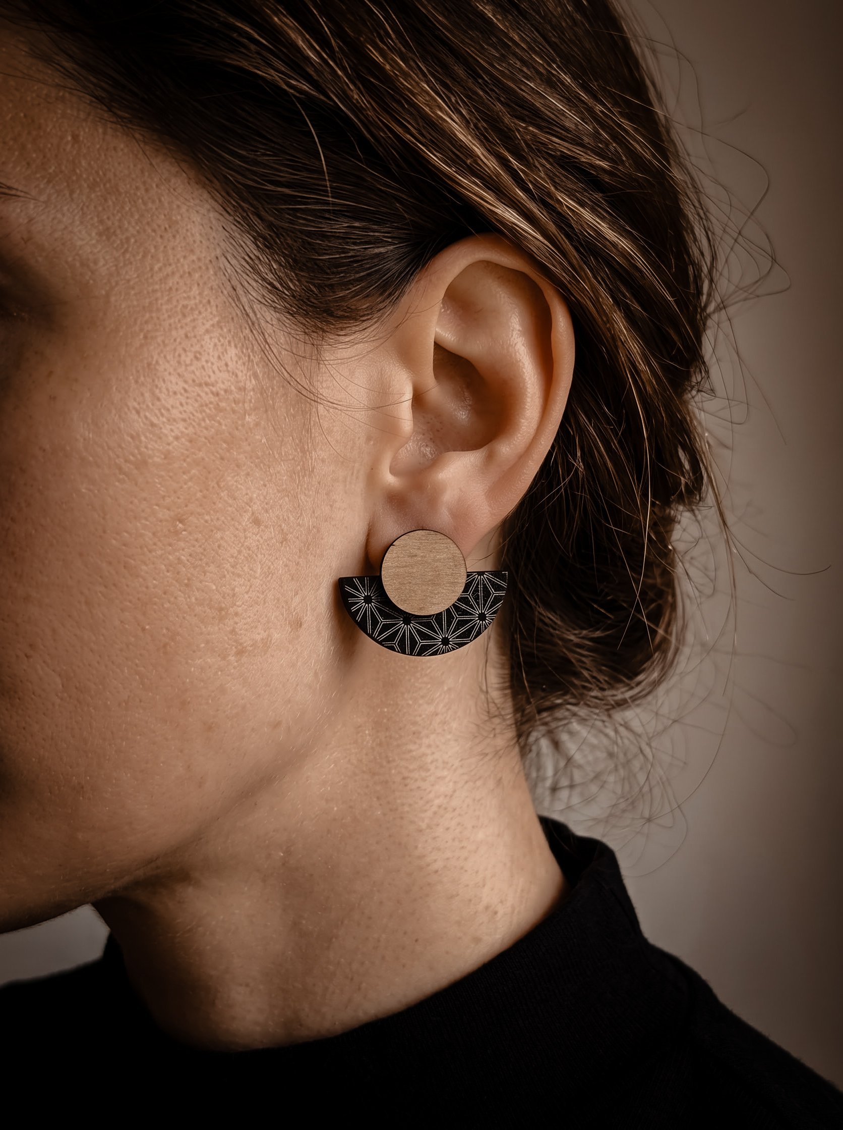 1000077005.jpg Cadeau Maîtresse - Boucles d'oreilles ou broche éventails Zanoa en bois et bois noir - Bijou en bois Asanoha – Image 5