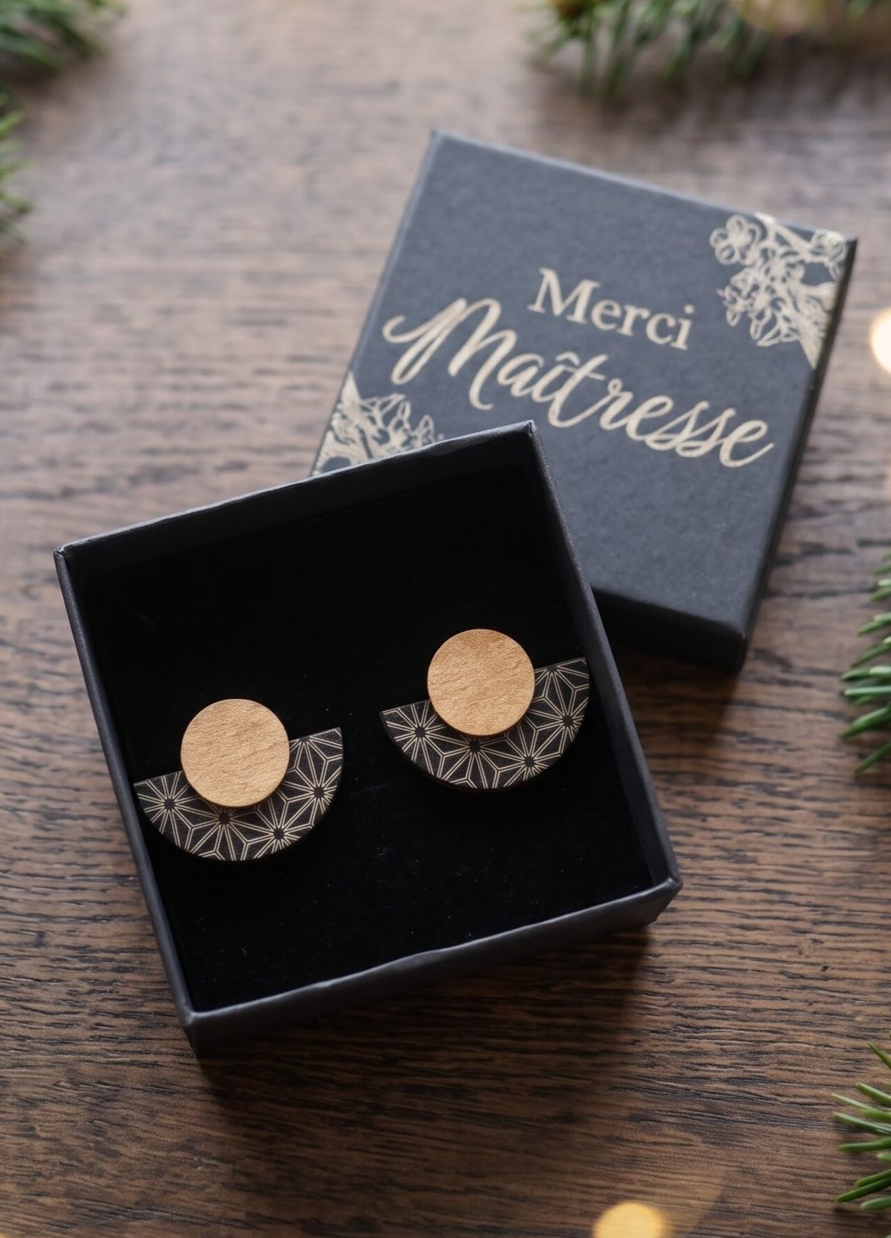 1000077015.jpg Cadeau Maîtresse - Boucles d'oreilles ou broche éventails Zanoa en bois et bois noir - Bijou en bois Asanoha – Image 1