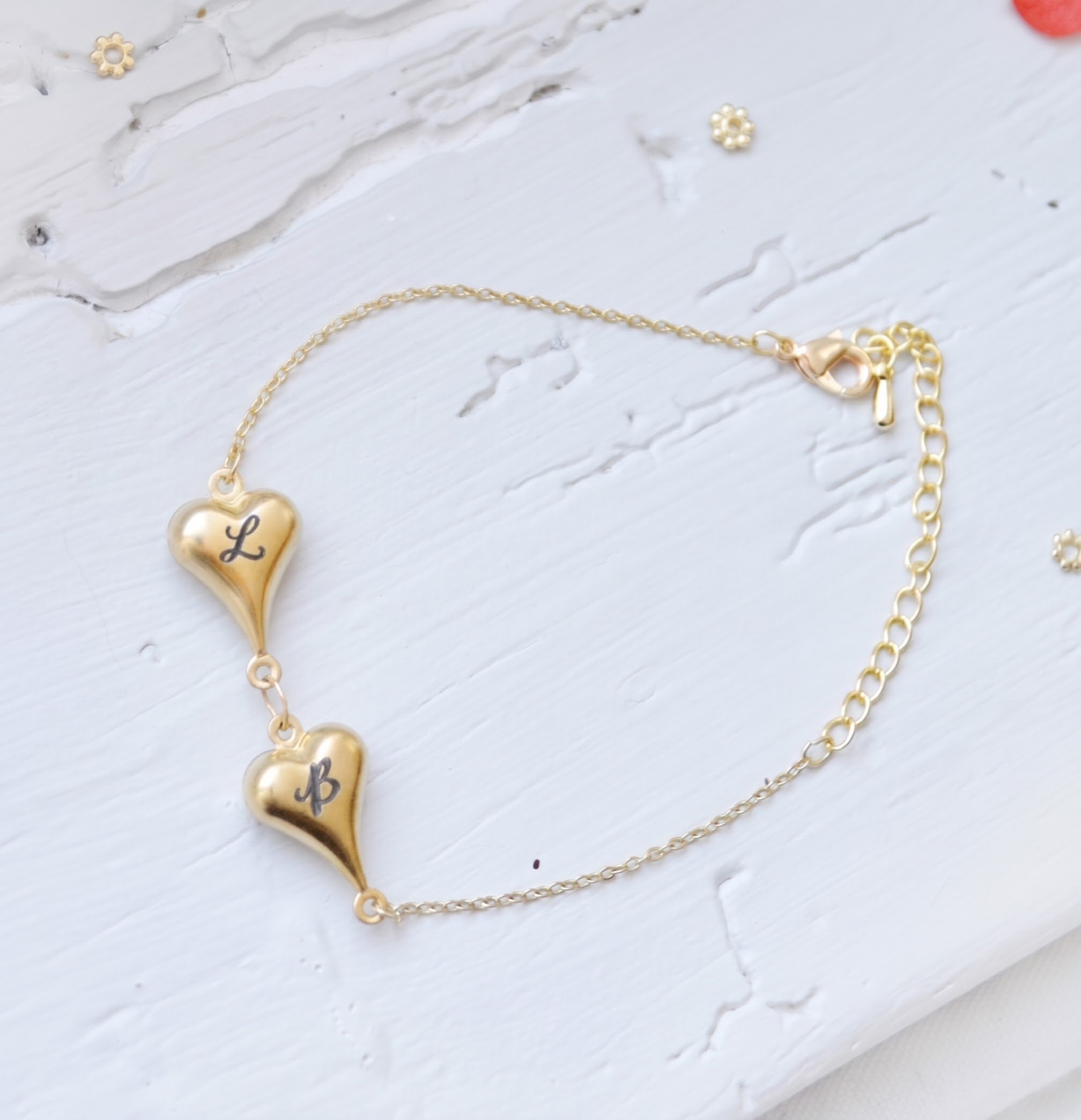 2026/10/1000077670.jpg Bracelet doré cœurs initiales personnalisées acier inoxydables – bijoux gravés sur mesure - cadeau personnalisé femme Noël – Image 5
