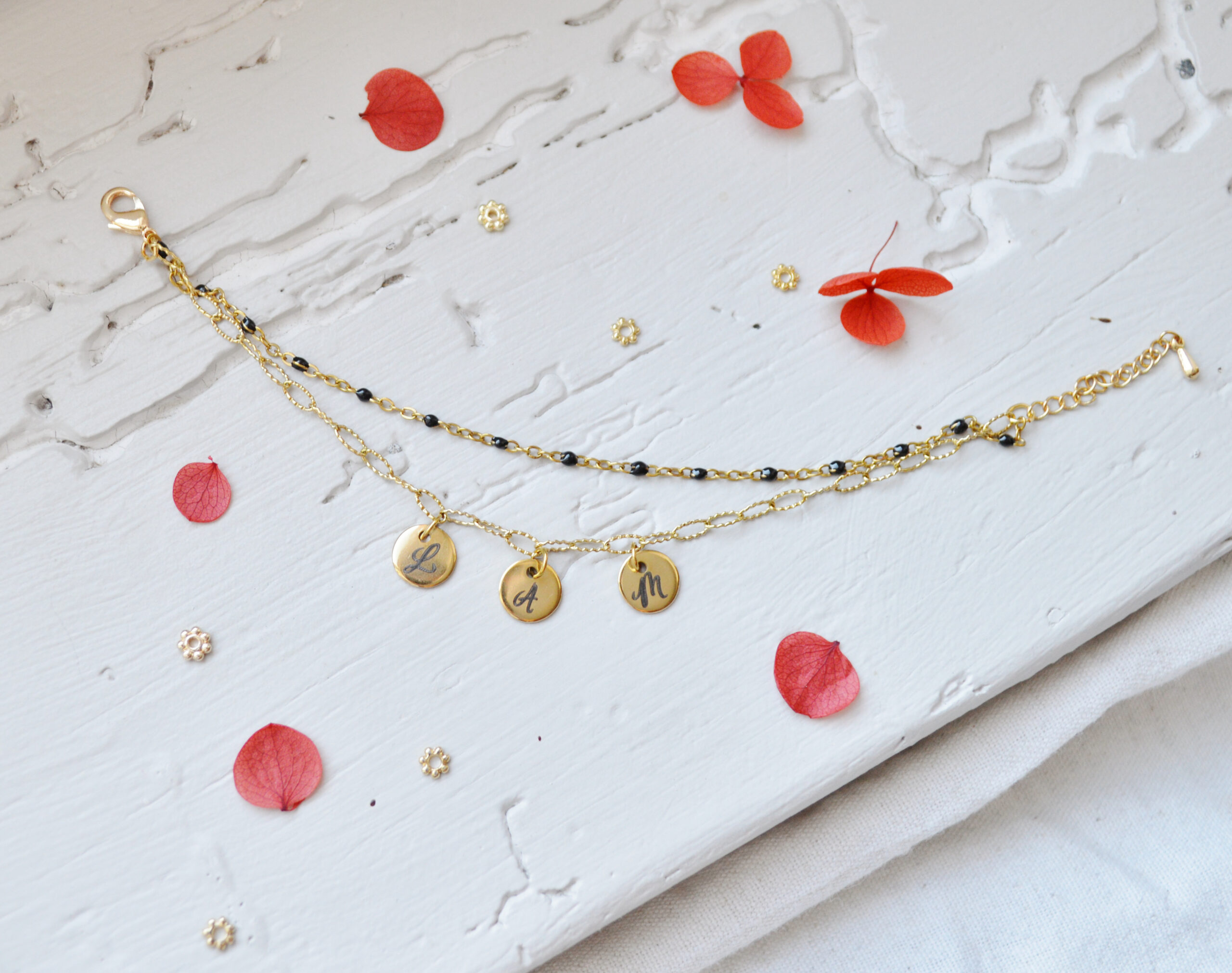 BRACELET DOUBLE 3 Bracelet double rangs médaillons initiales personnalisées à chaîne or et noir – bijoux gravés sur mesure - cadeau personnalisé femme Noël – Image 3