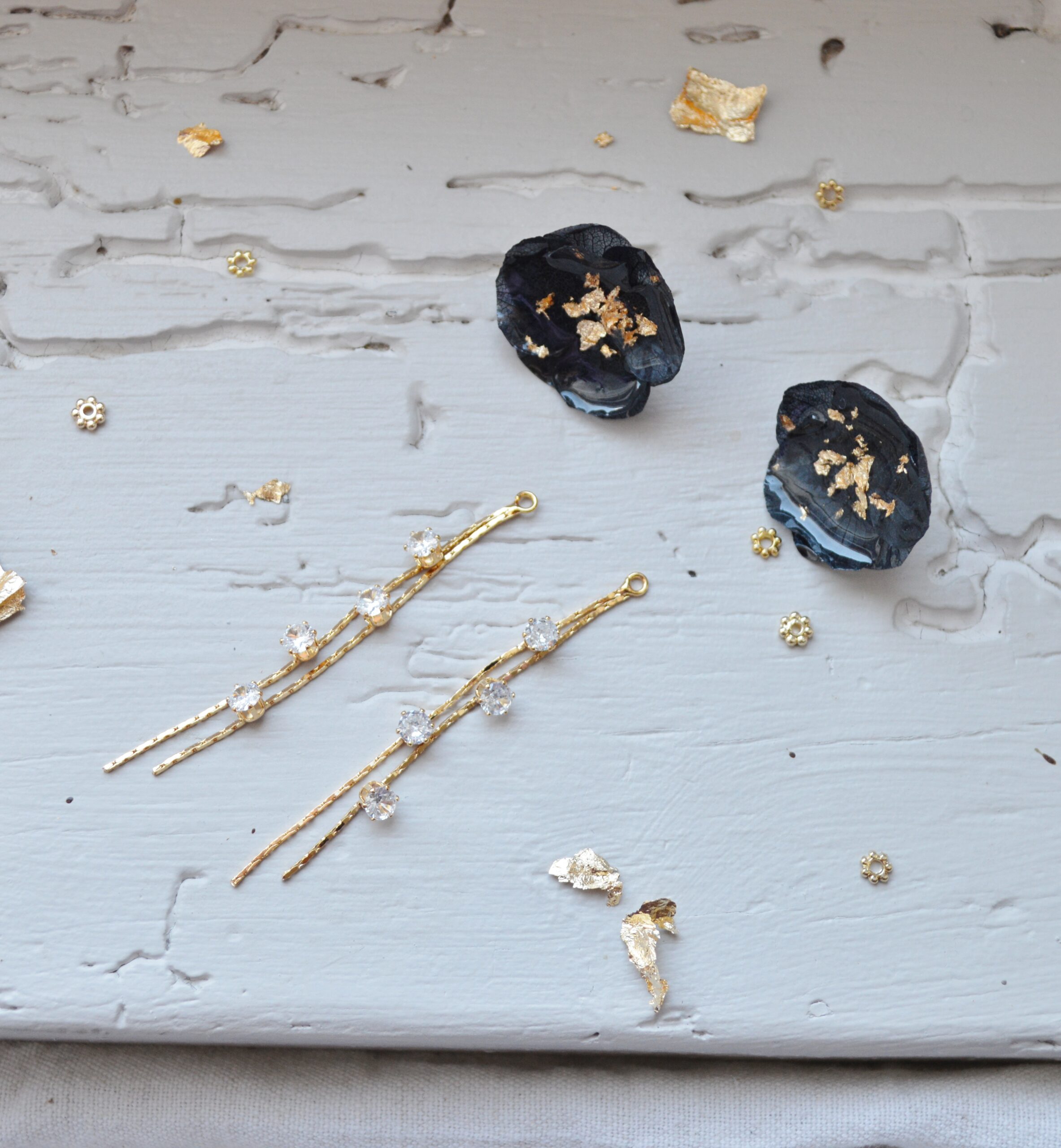 DSC_1389 Boucles d'oreilles fleurs éternelles avec feuilles d'or et pendants à strass modulables - divers coloris – Image 6