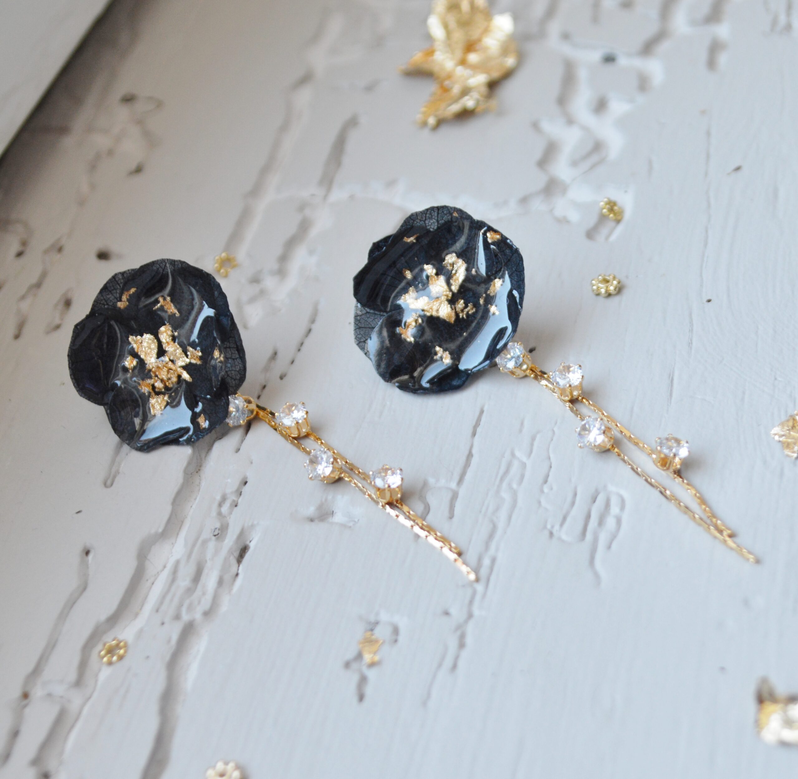 DSC_1398 Boucles d'oreilles fleurs éternelles avec feuilles d'or et pendants à strass modulables - divers coloris – Image 11