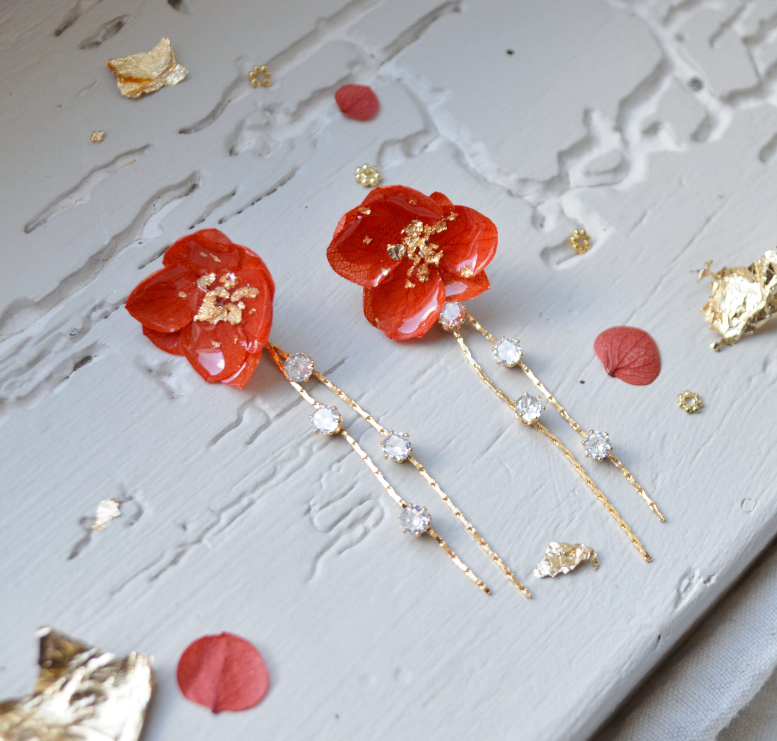 DSC_1405 Boucles d'oreilles fleurs éternelles avec feuilles d'or et pendants à strass modulables - divers coloris – Image 2