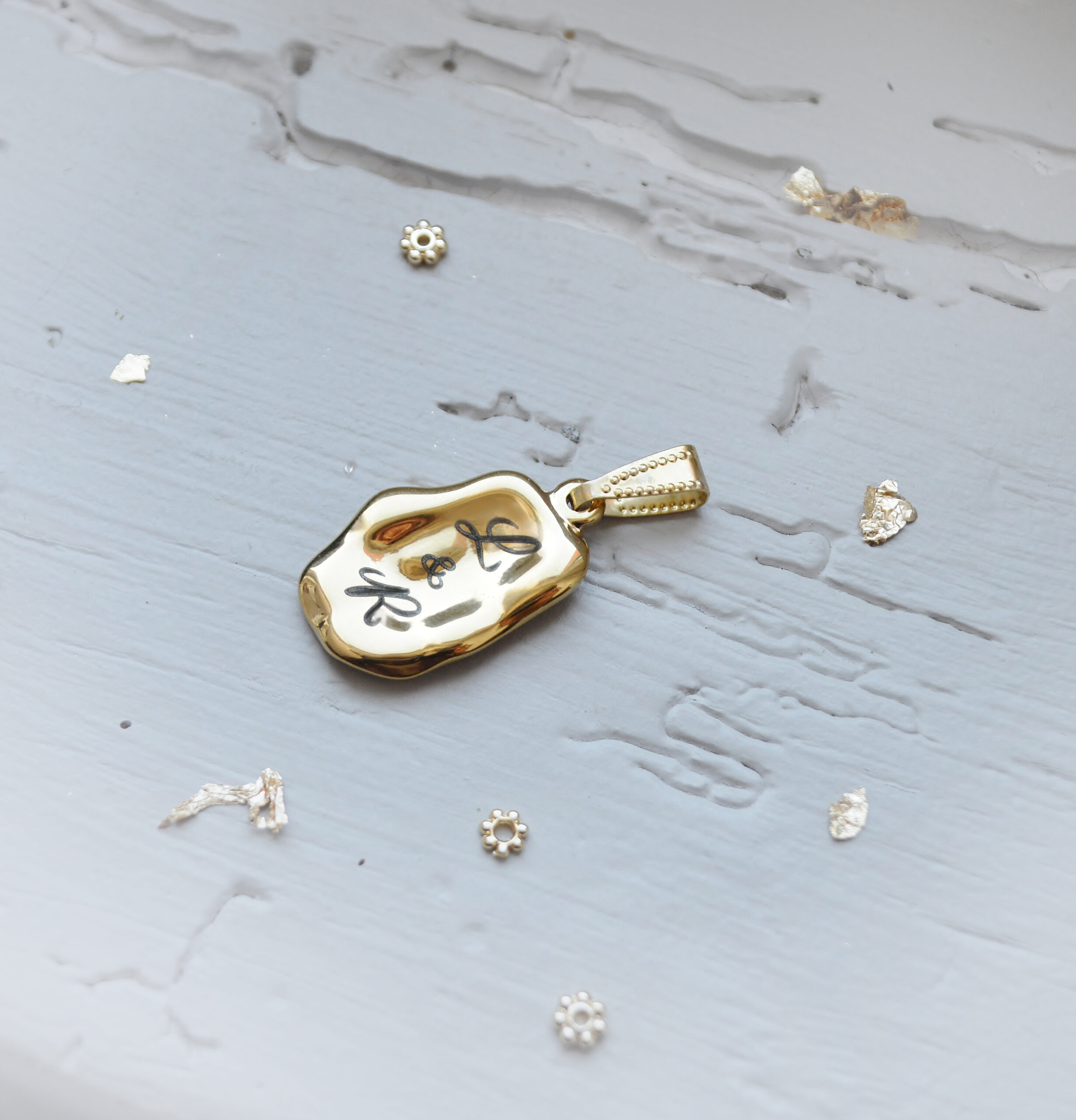 Médaillon Médaillon irrégulier initiales personnalisées acier inoxydable – bijoux gravés sur mesure - cadeau personnalisé femme Noël – Image 5