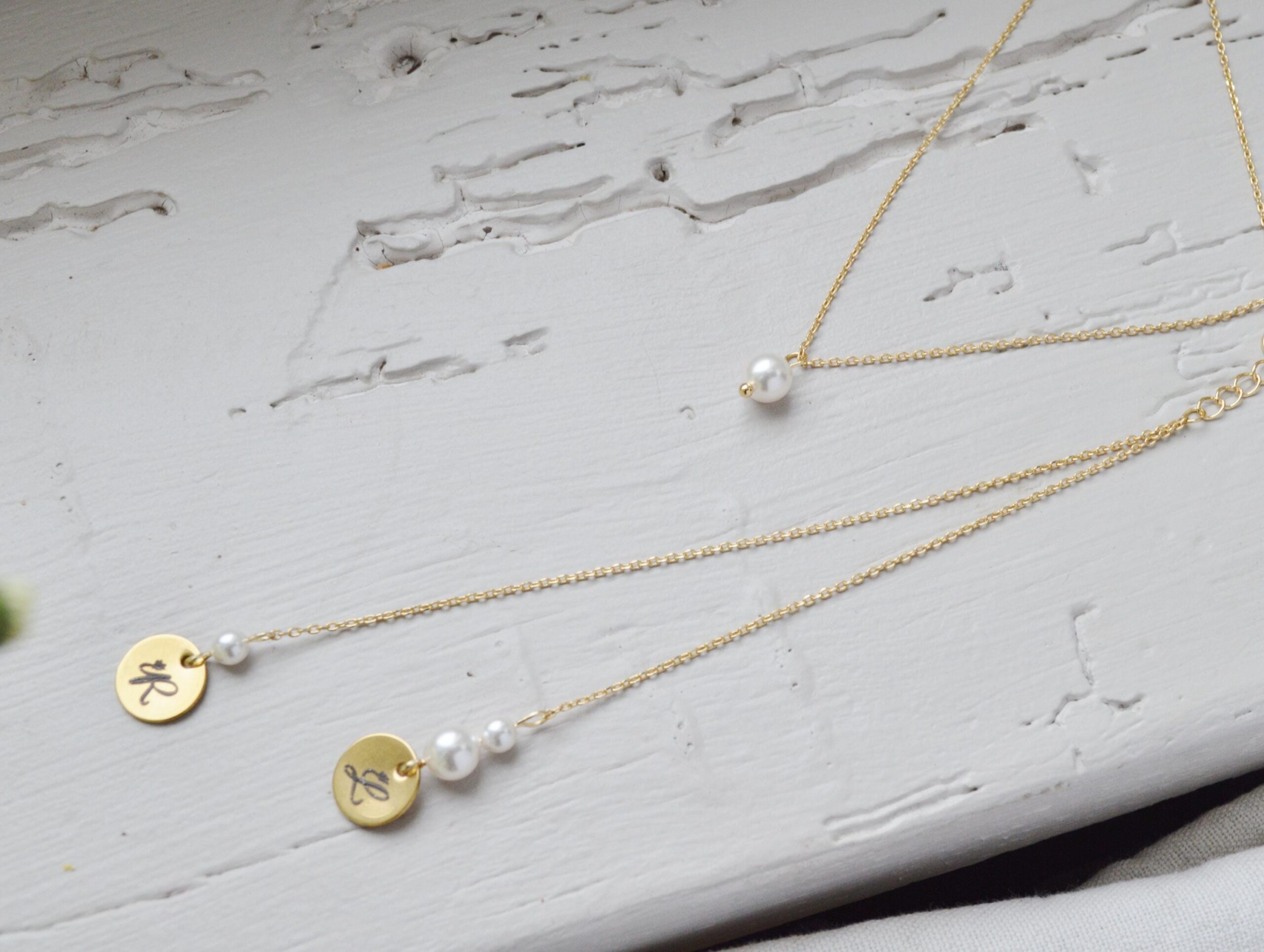 Collier de dos mariage personnalisé Initiales gravées et perles nacrées Swarovski – bijou de dos sur mesure Collier de dos mariage personnalisé Initiales gravées et perles nacrées Swarovski – bijou de dos sur mesure