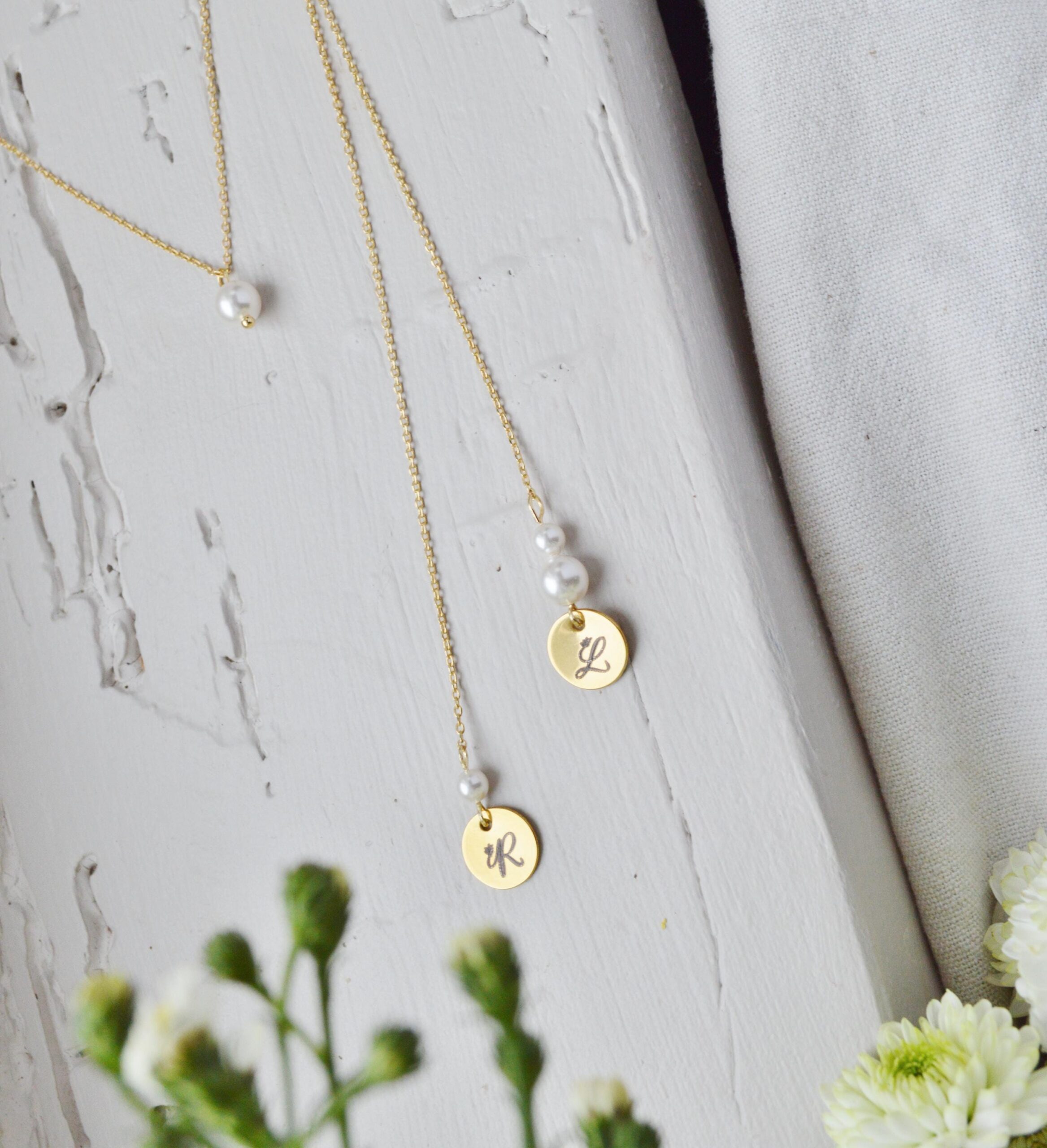 Collier de dos mariage personnalisé Initiales gravées et perles nacrées Swarovski – bijou de dos sur mesure Collier de dos mariage personnalisé Initiales gravées et perles nacrées Swarovski – bijou de dos sur mesure