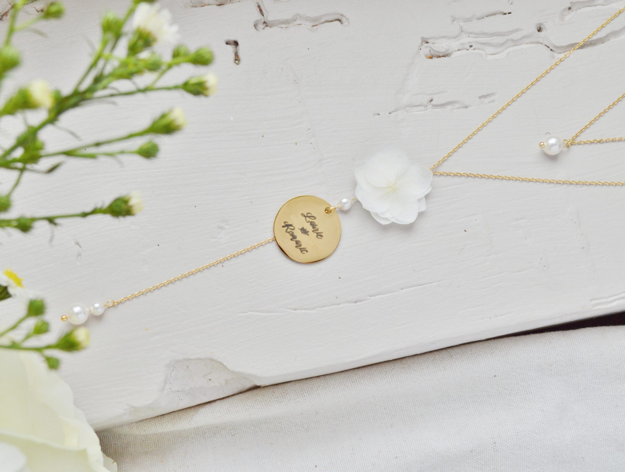 Collier de dos mariage fleurs personnalisé prénoms et dates gravées – bijou de dos sur mesure – cadeau mariée Collier de dos mariage fleurs personnalisé prénoms et dates gravées – bijou de dos sur mesure – cadeau mariée
