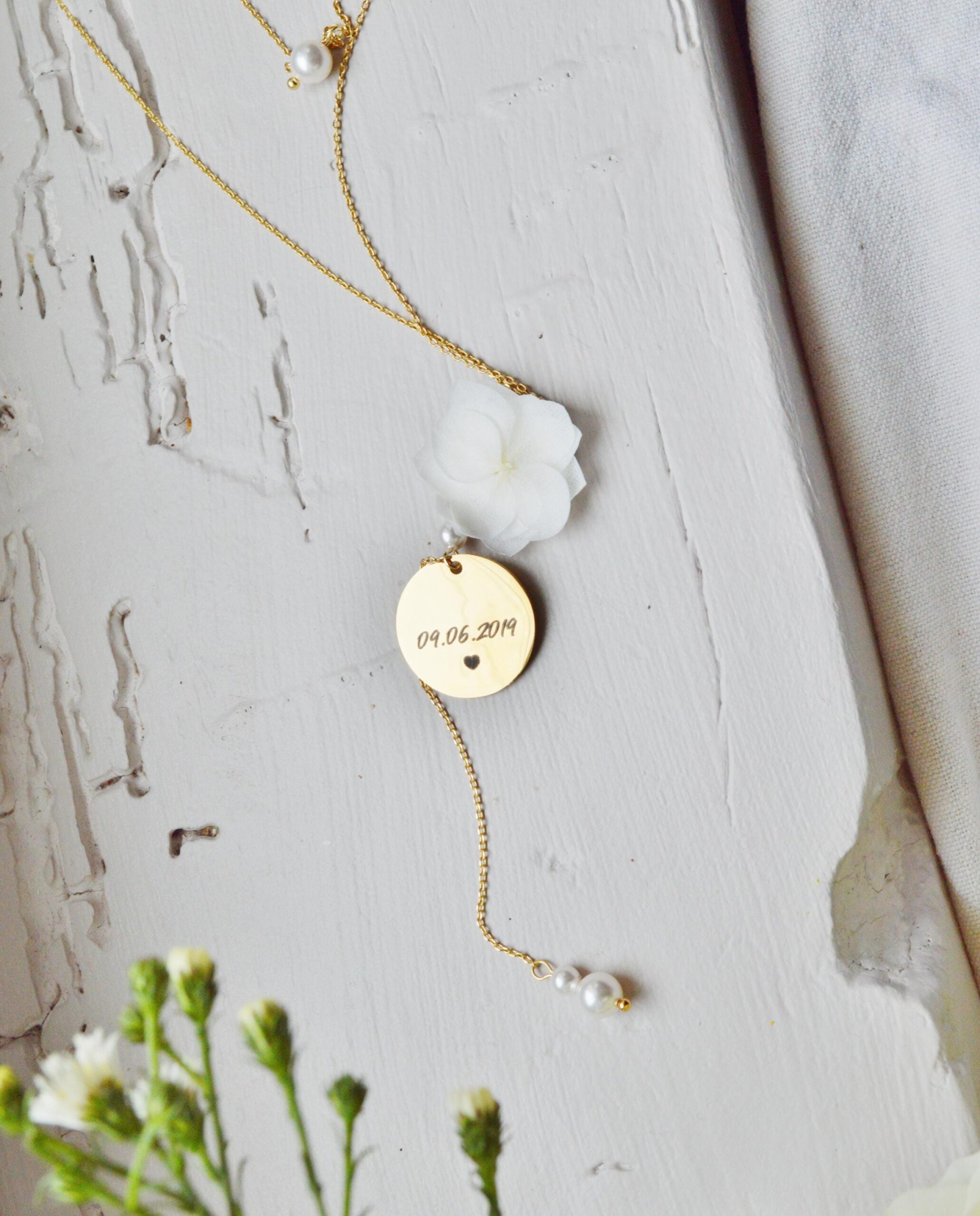 Collier de dos mariage fleurs personnalisé prénoms et dates gravées – bijou de dos sur mesure – cadeau mariée Collier de dos mariage fleurs personnalisé prénoms et dates gravées – bijou de dos sur mesure – cadeau mariée