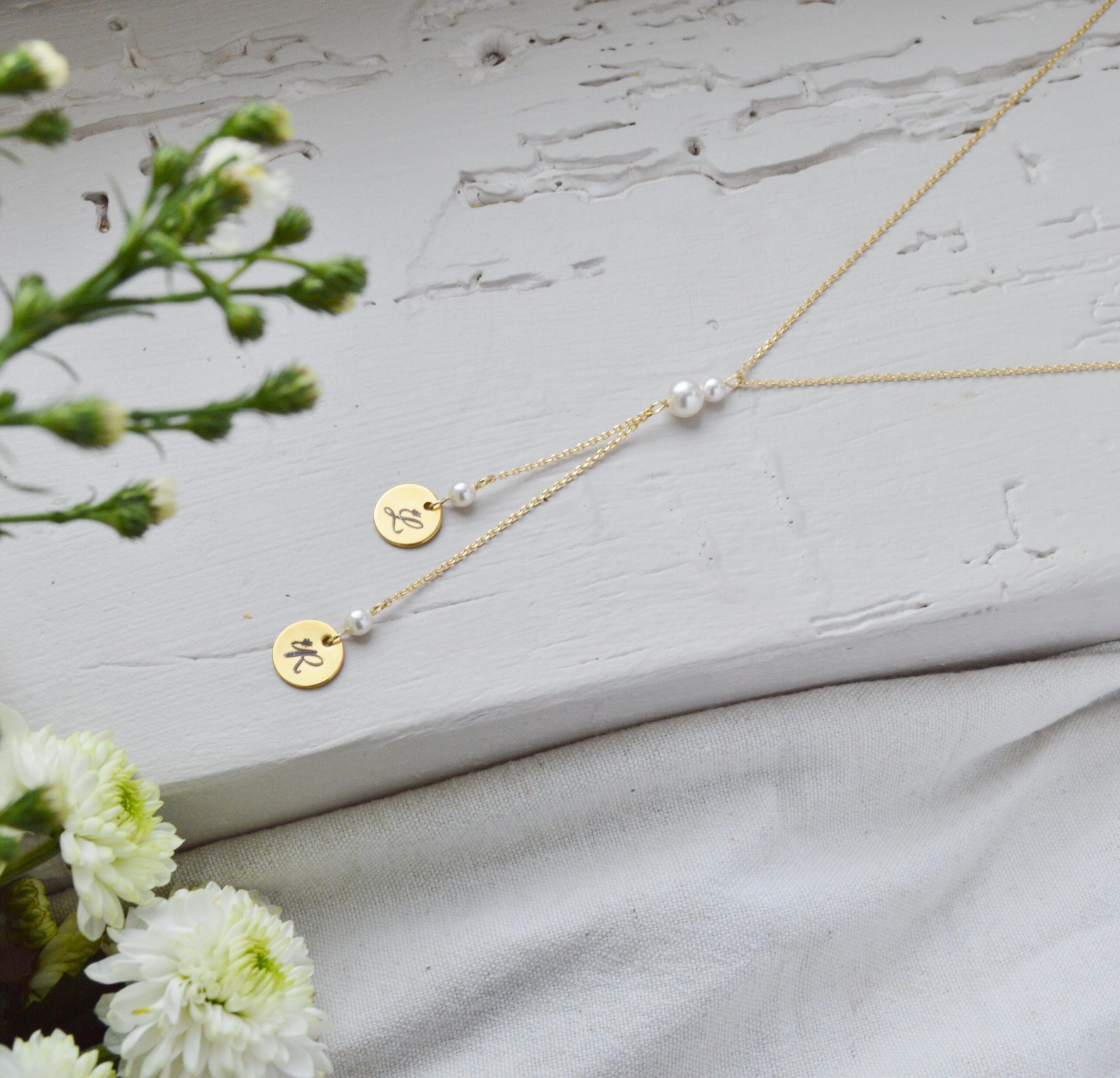 Collier fin mariage initiales personnalisées et perles nacrées – bijoux cérémonie gravés sur mesure – cadeau pour elle Noël Collier fin mariage initiales personnalisées et perles nacrées – bijoux cérémonie gravés sur mesure – cadeau pour elle Noël