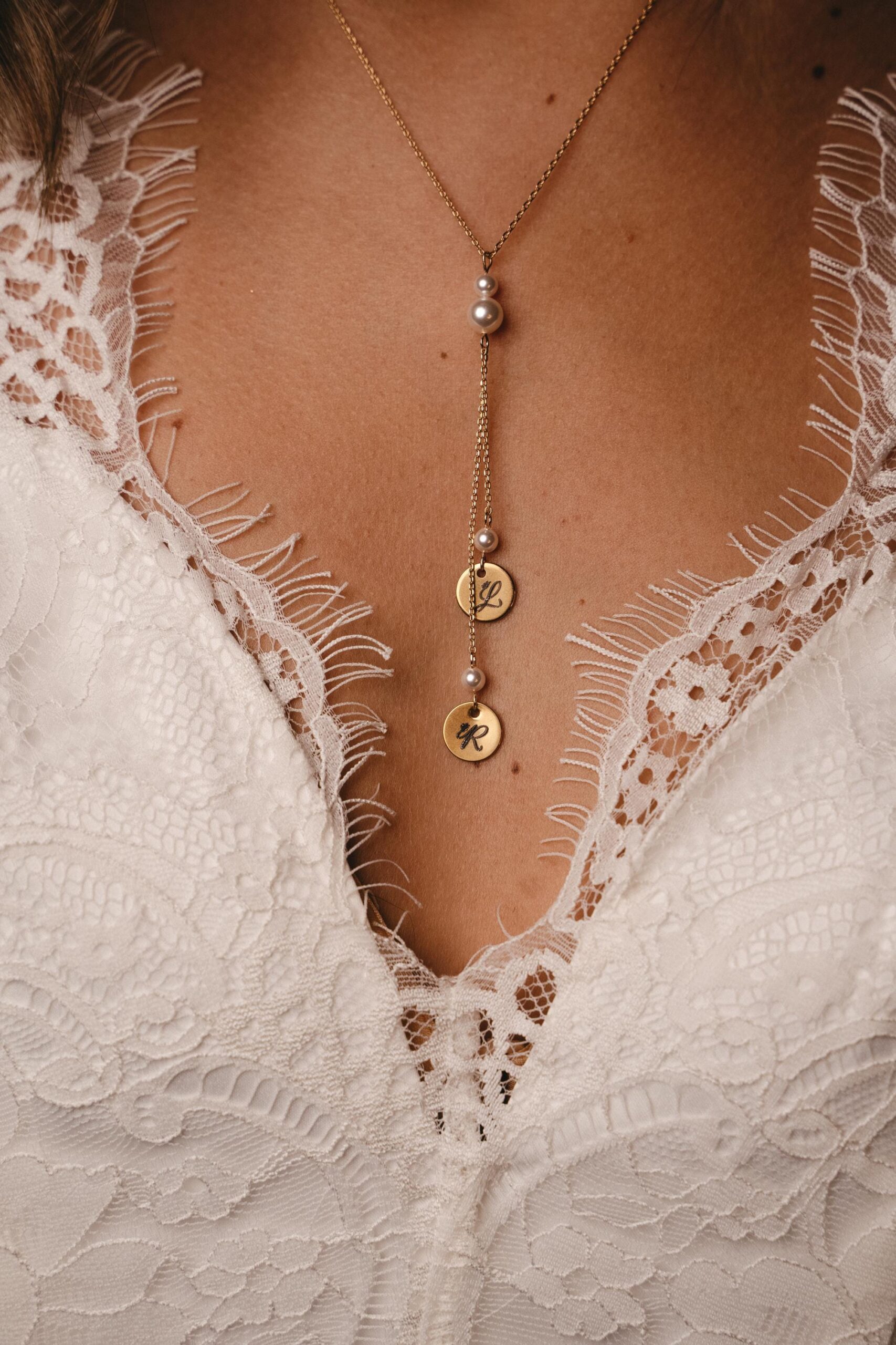 Collier fin mariage initiales personnalisées et perles nacrées – bijoux cérémonie gravés sur mesure – cadeau pour elle Noël Collier fin mariage initiales personnalisées et perles nacrées – bijoux cérémonie gravés sur mesure – cadeau pour elle Noël