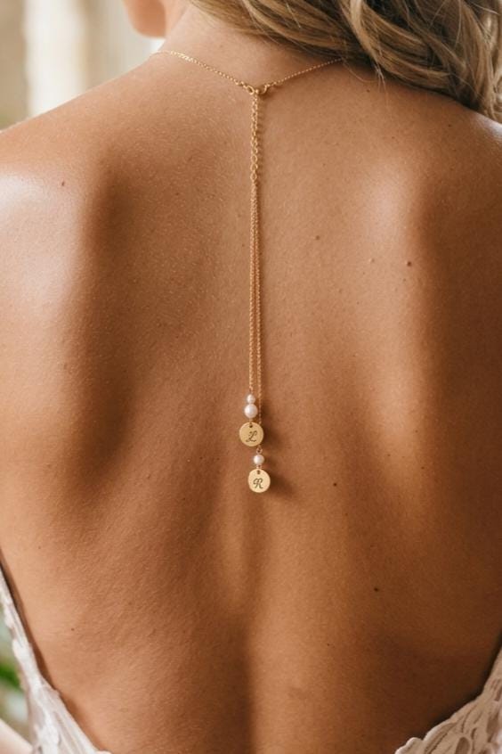 Collier de dos mariage personnalisé Initiales gravées et perles nacrées Swarovski – bijou de dos sur mesure Collier de dos mariage personnalisé Initiales gravées et perles nacrées Swarovski – bijou de dos sur mesure