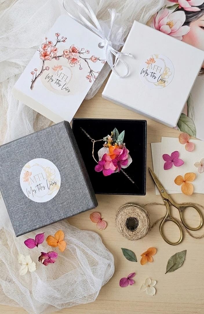 Collier de dos mariage fleurs personnalisé prénoms et dates gravées – bijou de dos sur mesure – cadeau mariée Collier de dos mariage fleurs personnalisé prénoms et dates gravées – bijou de dos sur mesure – cadeau mariée