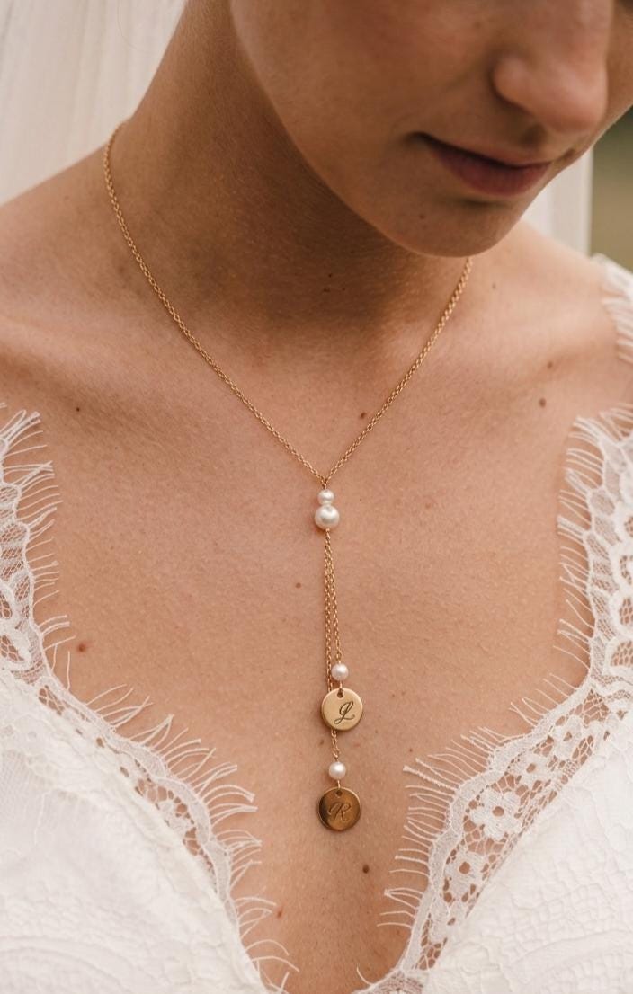 Collier fin mariage initiales personnalisées et perles nacrées – bijoux cérémonie gravés sur mesure – cadeau pour elle Noël Collier fin mariage initiales personnalisées et perles nacrées – bijoux cérémonie gravés sur mesure – cadeau pour elle Noël