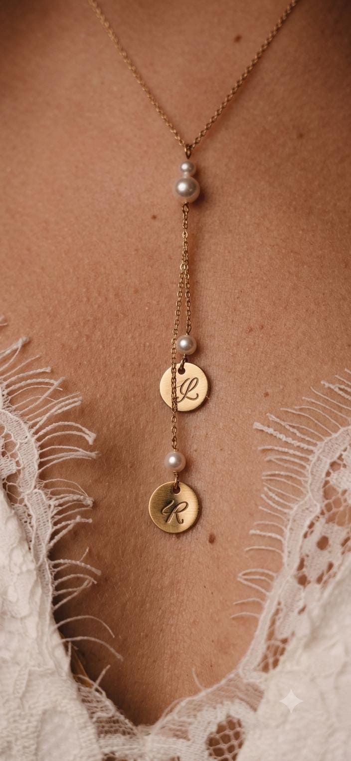 Collier fin mariage initiales personnalisées et perles nacrées – bijoux cérémonie gravés sur mesure – cadeau pour elle Noël Collier fin mariage initiales personnalisées et perles nacrées – bijoux cérémonie gravés sur mesure – cadeau pour elle Noël