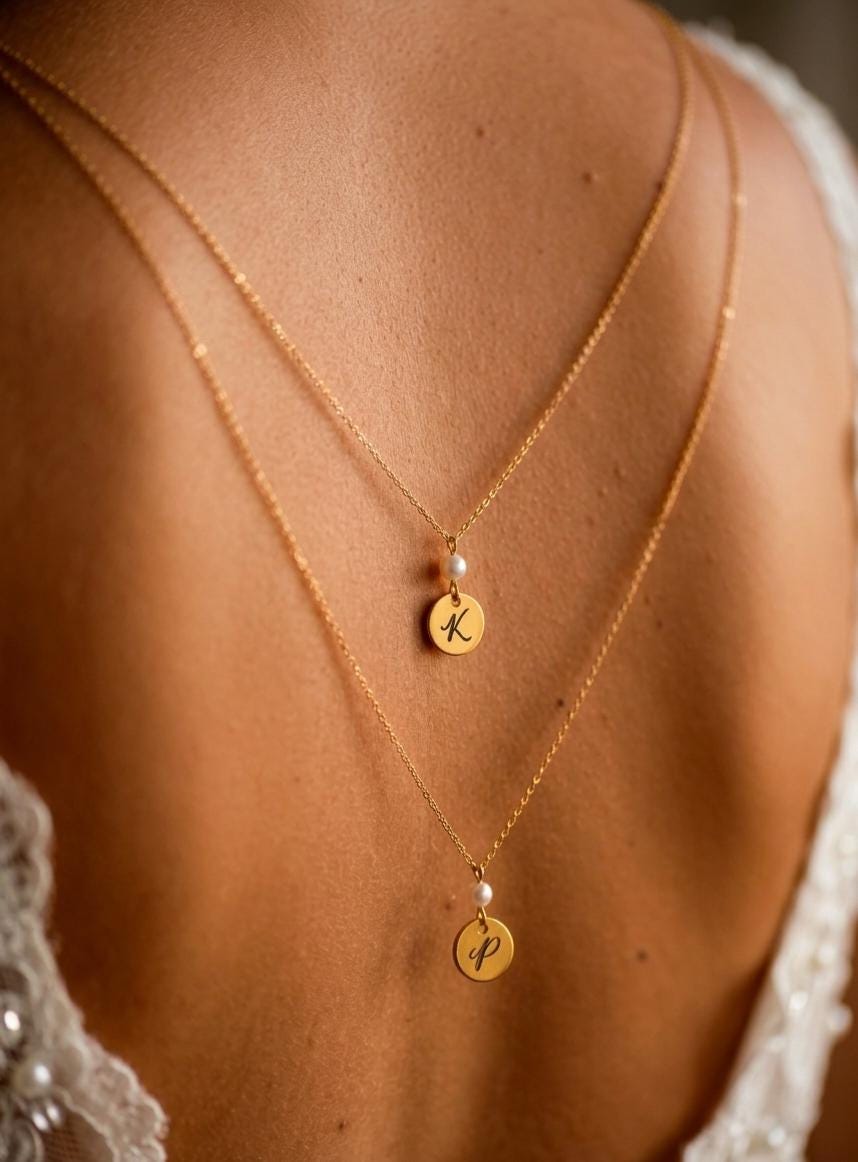 Collier de dos double chaînes mariage personnalisé Initiales gravées et perles nacrées Swarovski – bijou de dos sur mesure Collier de dos double chaînes mariage personnalisé Initiales gravées et perles nacrées Swarovski – bijou de dos sur mesure