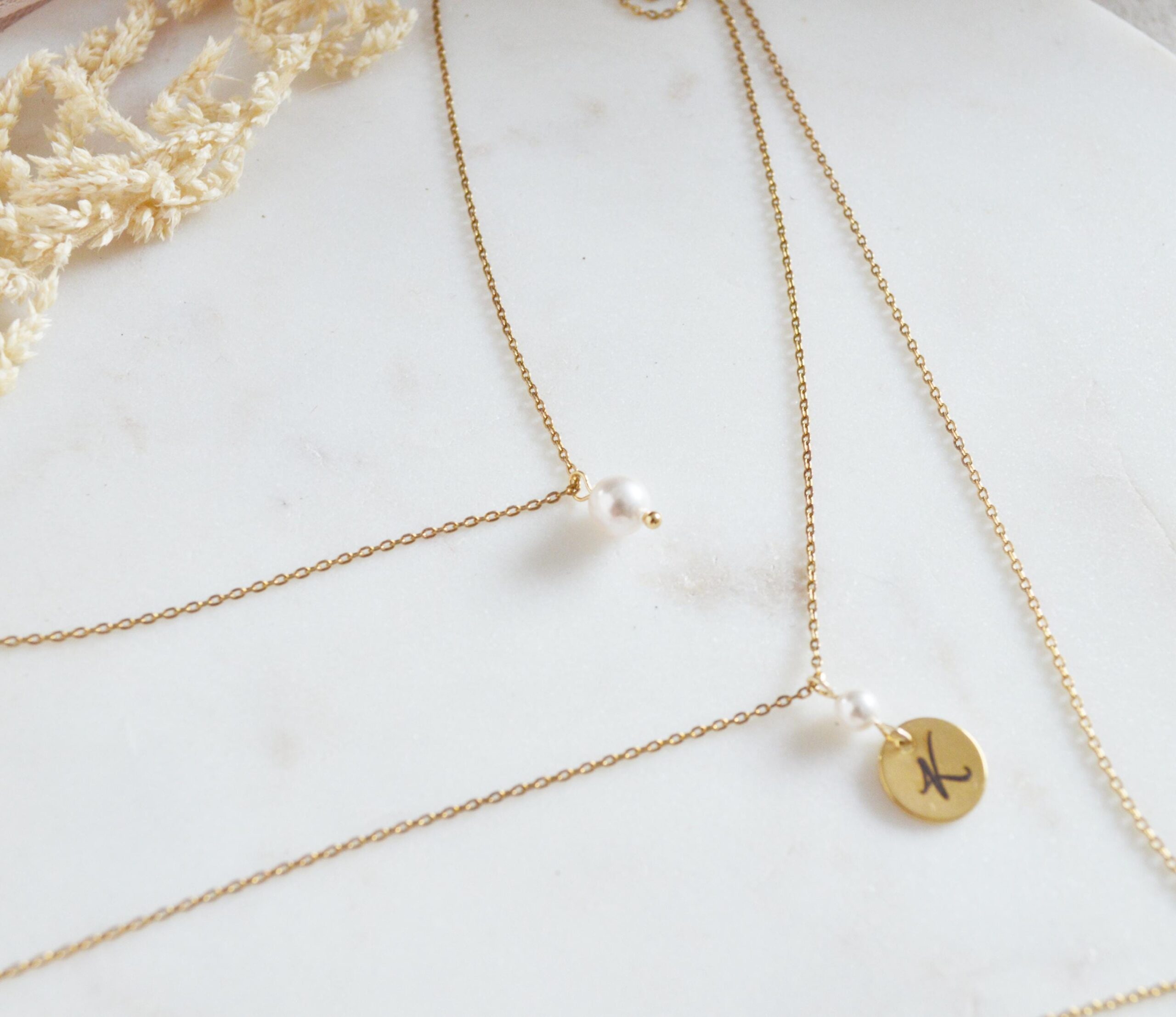 Collier de dos double chaînes mariage personnalisé Initiales gravées et perles nacrées Swarovski – bijou de dos sur mesure Collier de dos double chaînes mariage personnalisé Initiales gravées et perles nacrées Swarovski – bijou de dos sur mesure