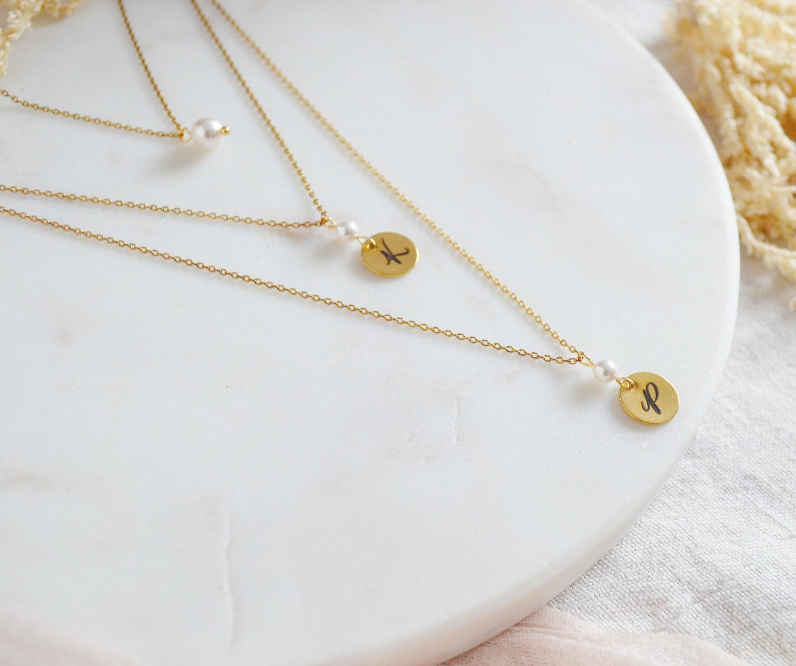 Collier de dos double chaînes mariage personnalisé Initiales gravées et perles nacrées Swarovski – bijou de dos sur mesure Collier de dos double chaînes mariage personnalisé Initiales gravées et perles nacrées Swarovski – bijou de dos sur mesure
