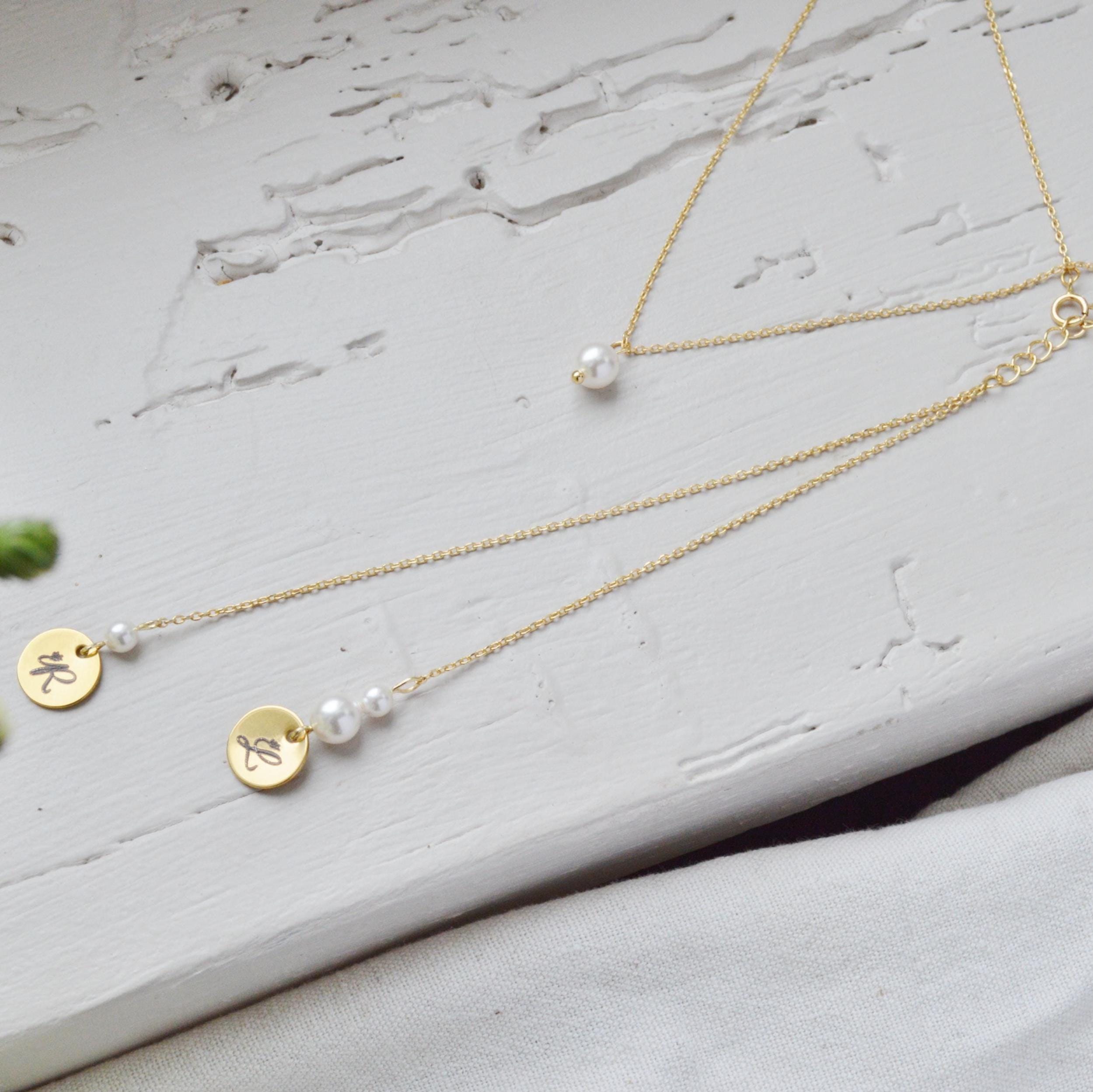 Collier de dos mariage personnalisé Initiales gravées et perles nacrées Swarovski – bijou de dos sur mesure Collier de dos mariage personnalisé Initiales gravées et perles nacrées Swarovski – bijou de dos sur mesure