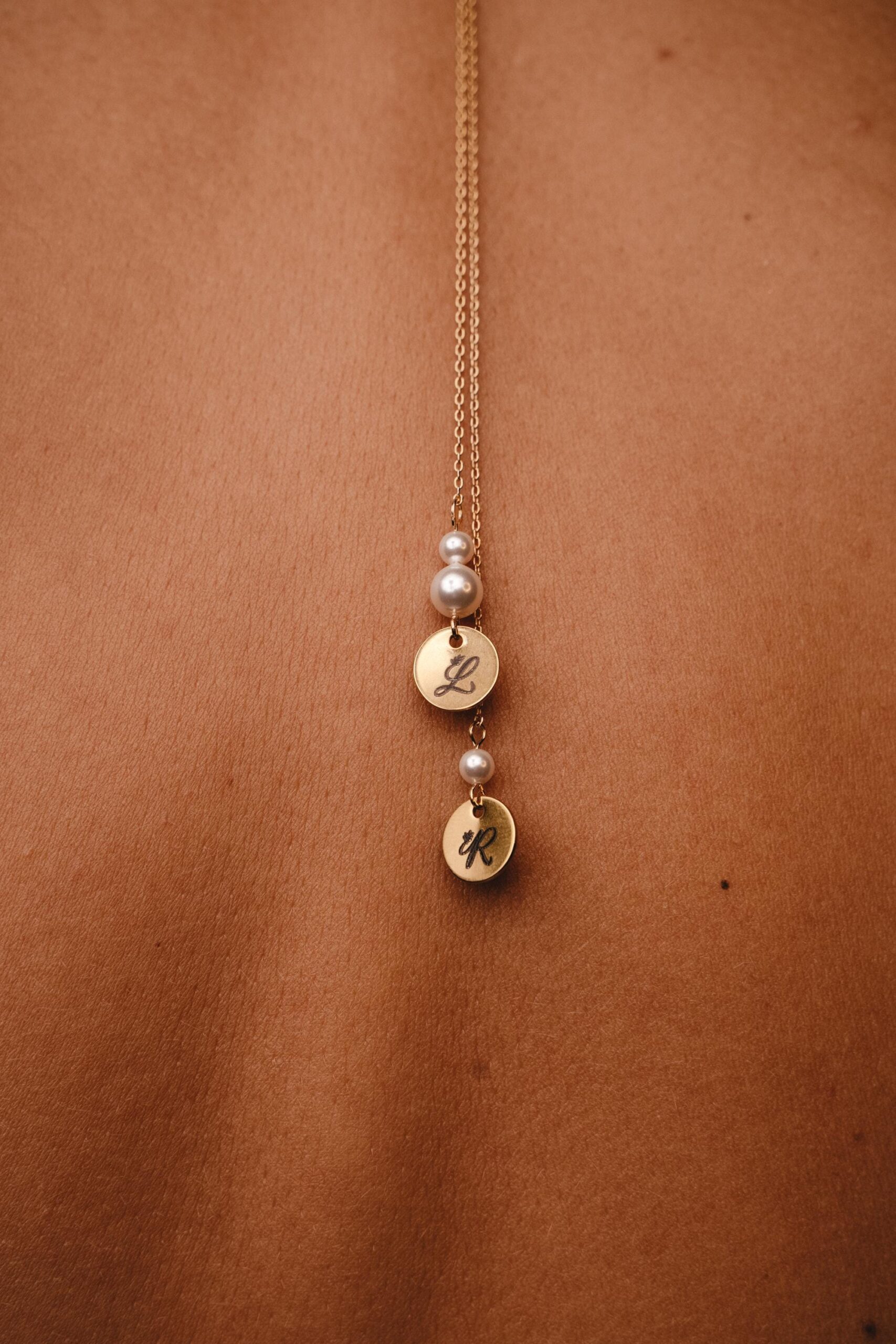 Collier de dos mariage personnalisé Initiales gravées et perles nacrées Swarovski – bijou de dos sur mesure Collier de dos mariage personnalisé Initiales gravées et perles nacrées Swarovski – bijou de dos sur mesure