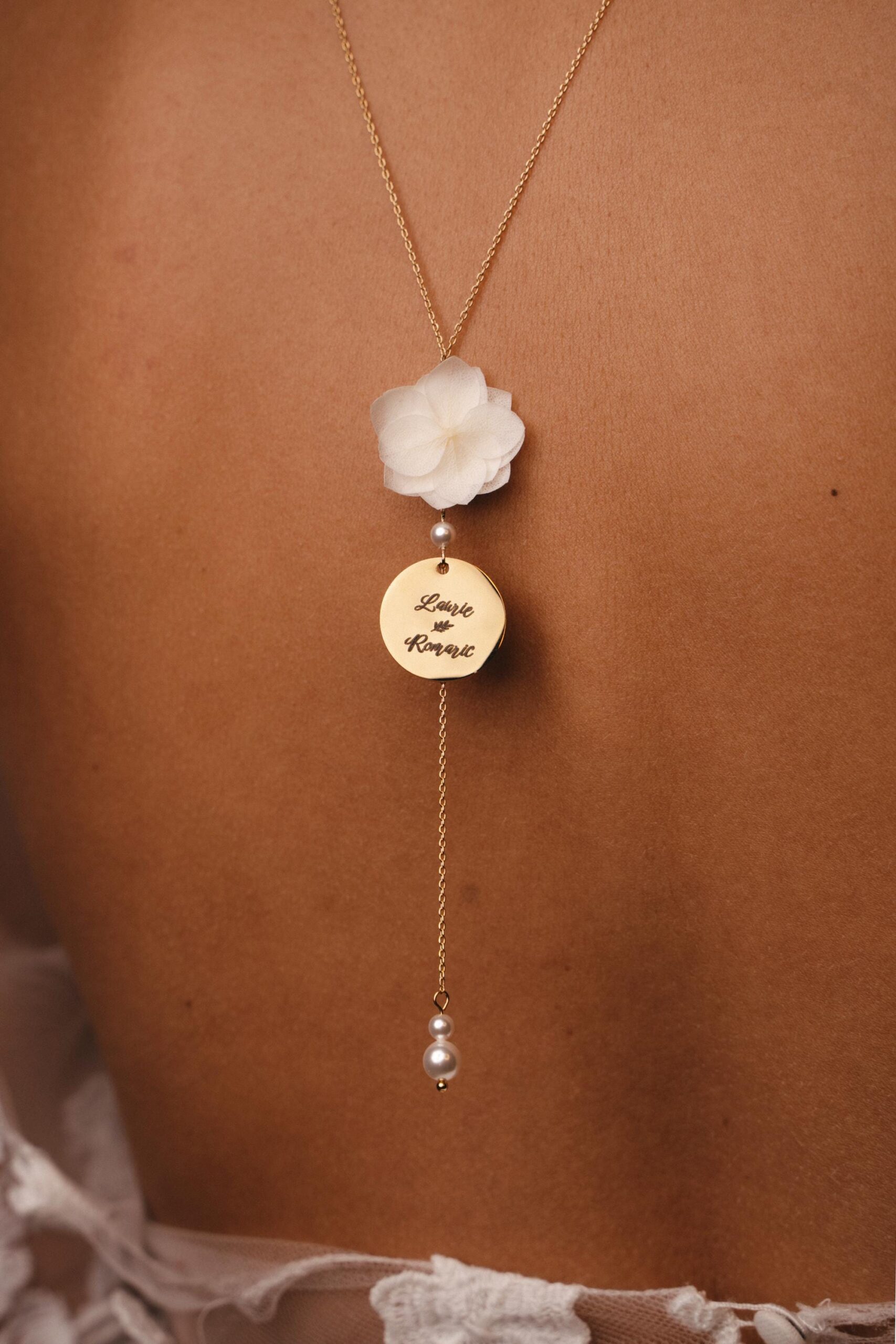 Collier de dos mariage fleurs personnalisé prénoms et dates gravées – bijou de dos sur mesure – cadeau mariée Collier de dos mariage fleurs personnalisé prénoms et dates gravées – bijou de dos sur mesure – cadeau mariée