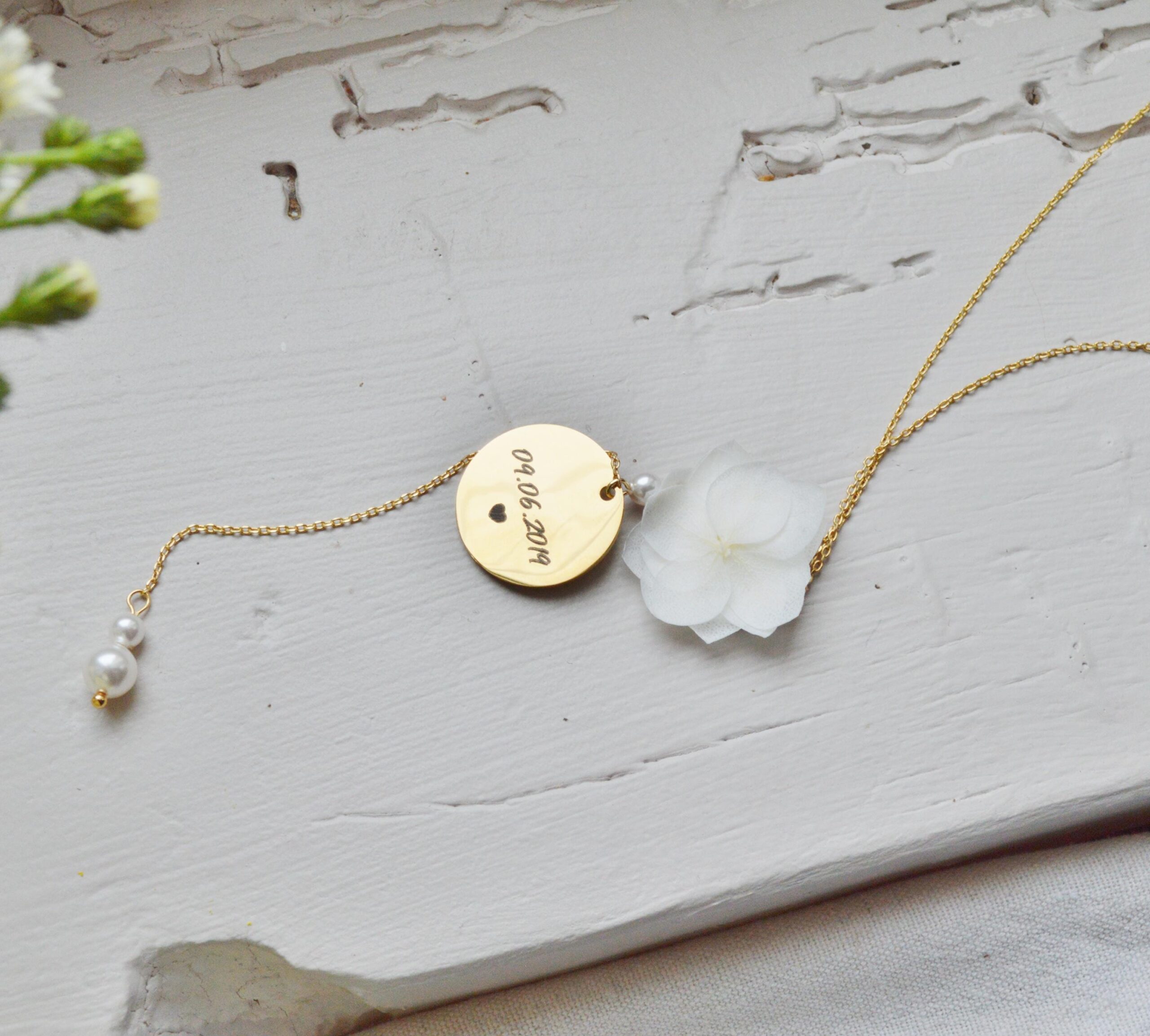 Collier de dos mariage fleurs personnalisé prénoms et dates gravées – bijou de dos sur mesure – cadeau mariée Collier de dos mariage fleurs personnalisé prénoms et dates gravées – bijou de dos sur mesure – cadeau mariée