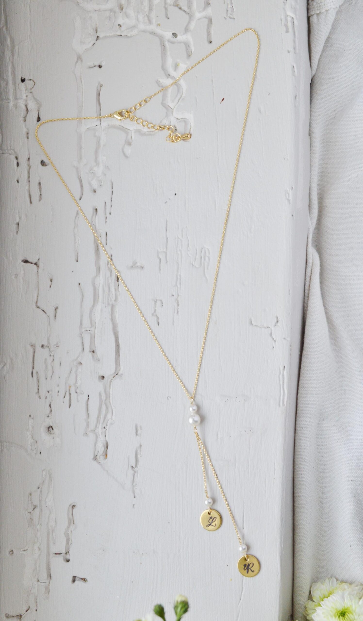 Collier fin mariage initiales personnalisées et perles nacrées – bijoux cérémonie gravés sur mesure – cadeau pour elle Noël Collier fin mariage initiales personnalisées et perles nacrées – bijoux cérémonie gravés sur mesure – cadeau pour elle Noël