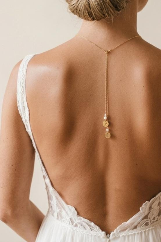 Collier de dos mariage personnalisé Initiales gravées et perles nacrées Swarovski – bijou de dos sur mesure Collier de dos mariage personnalisé Initiales gravées et perles nacrées Swarovski – bijou de dos sur mesure