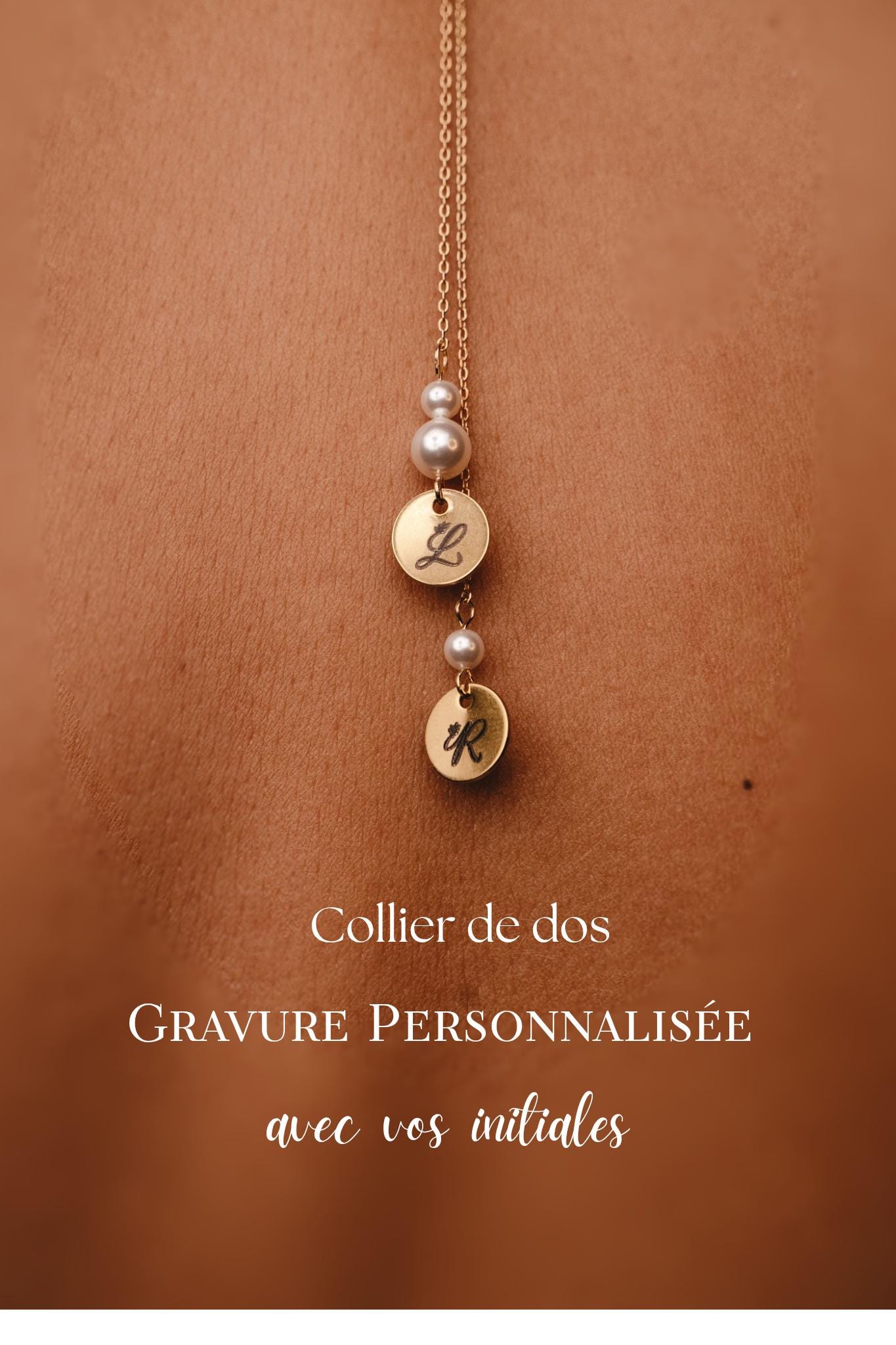 Collier de dos mariage personnalisé Initiales gravées et perles nacrées Swarovski – bijou de dos sur mesure Collier de dos mariage personnalisé Initiales gravées et perles nacrées Swarovski – bijou de dos sur mesure