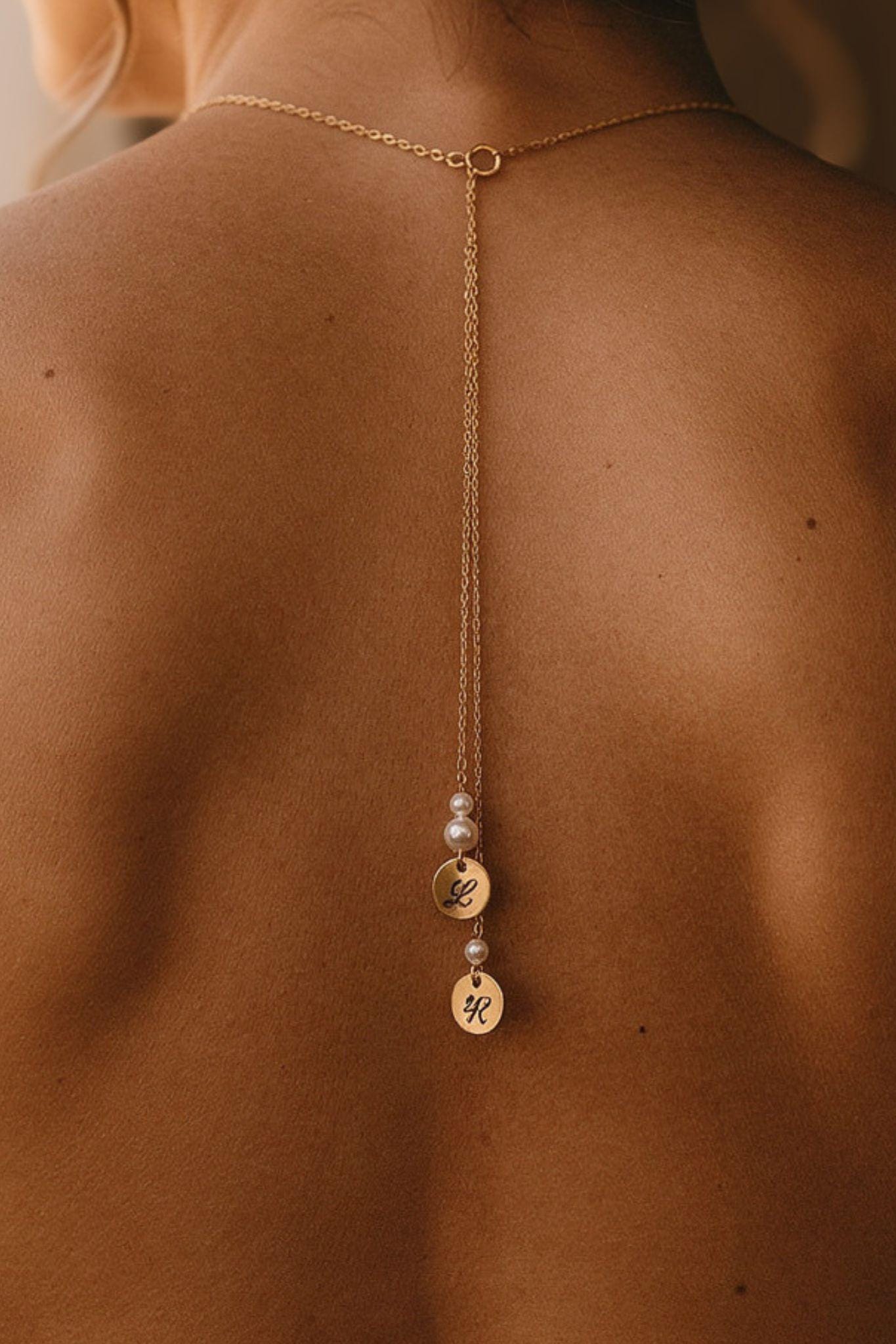 Collier de dos mariage personnalisé Initiales gravées et perles nacrées Swarovski – bijou de dos sur mesure Collier de dos mariage personnalisé Initiales gravées et perles nacrées Swarovski – bijou de dos sur mesure